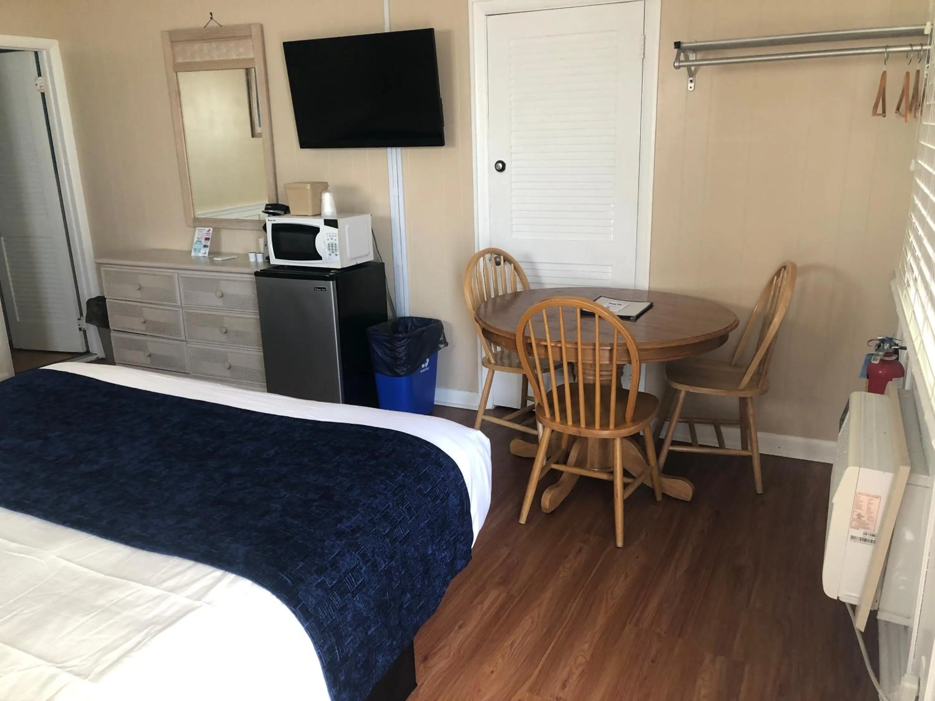 Dining area, Bed in Saratoga Resort