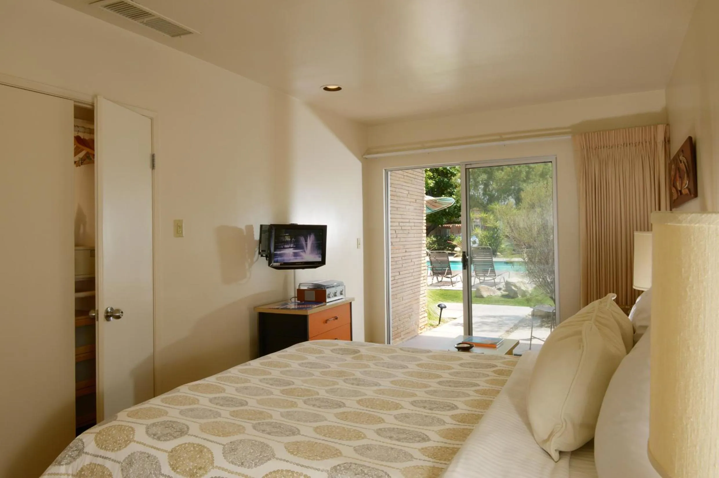 Patio, Bed in The Hideaway - 21 and Over