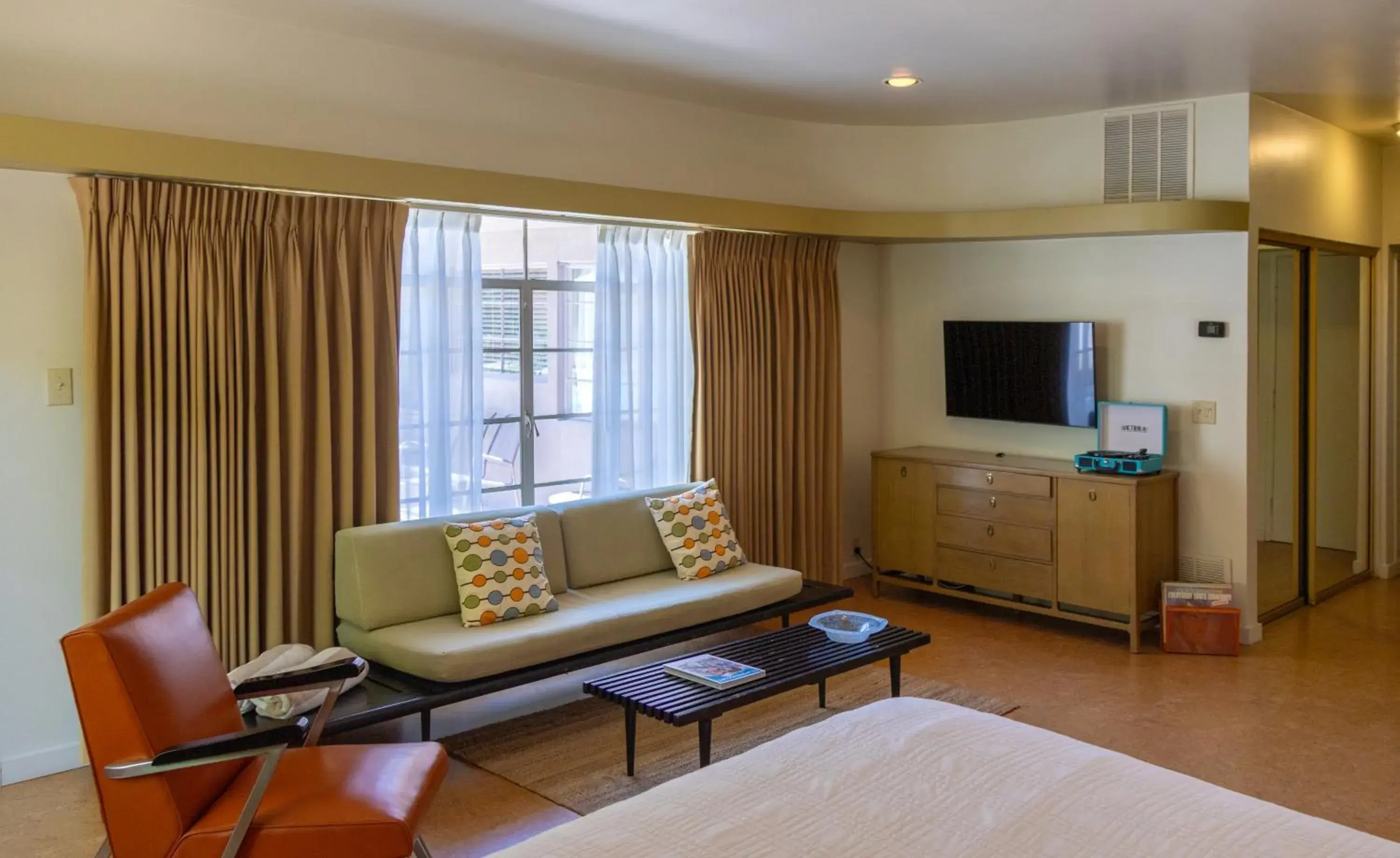 TV and multimedia, Bed in The Hideaway - 21 and Over TV and multimedia, Bed in The Hideaway - 21 and Over