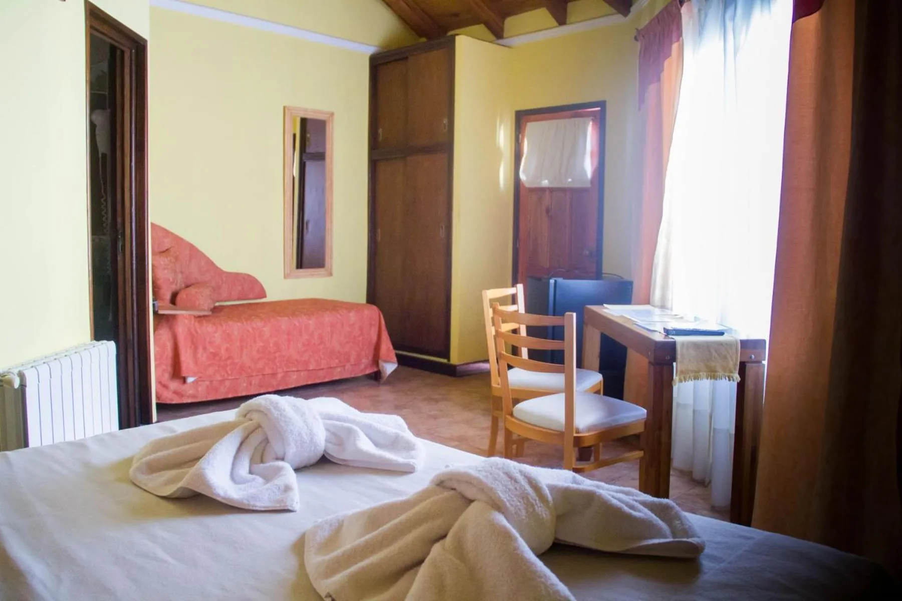 Photo of the whole room, Bed in Paraiso Termal