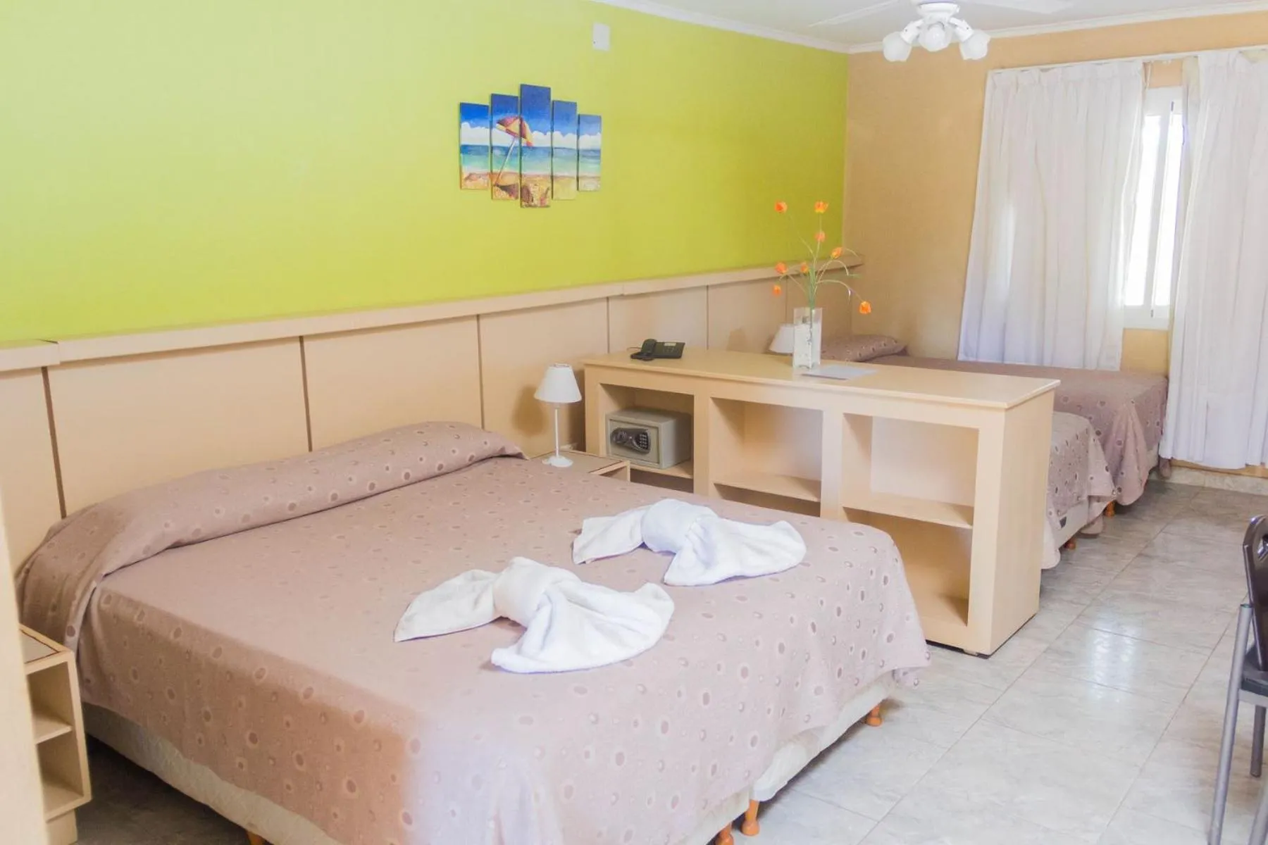 Photo of the whole room, Bed in Paraiso Termal