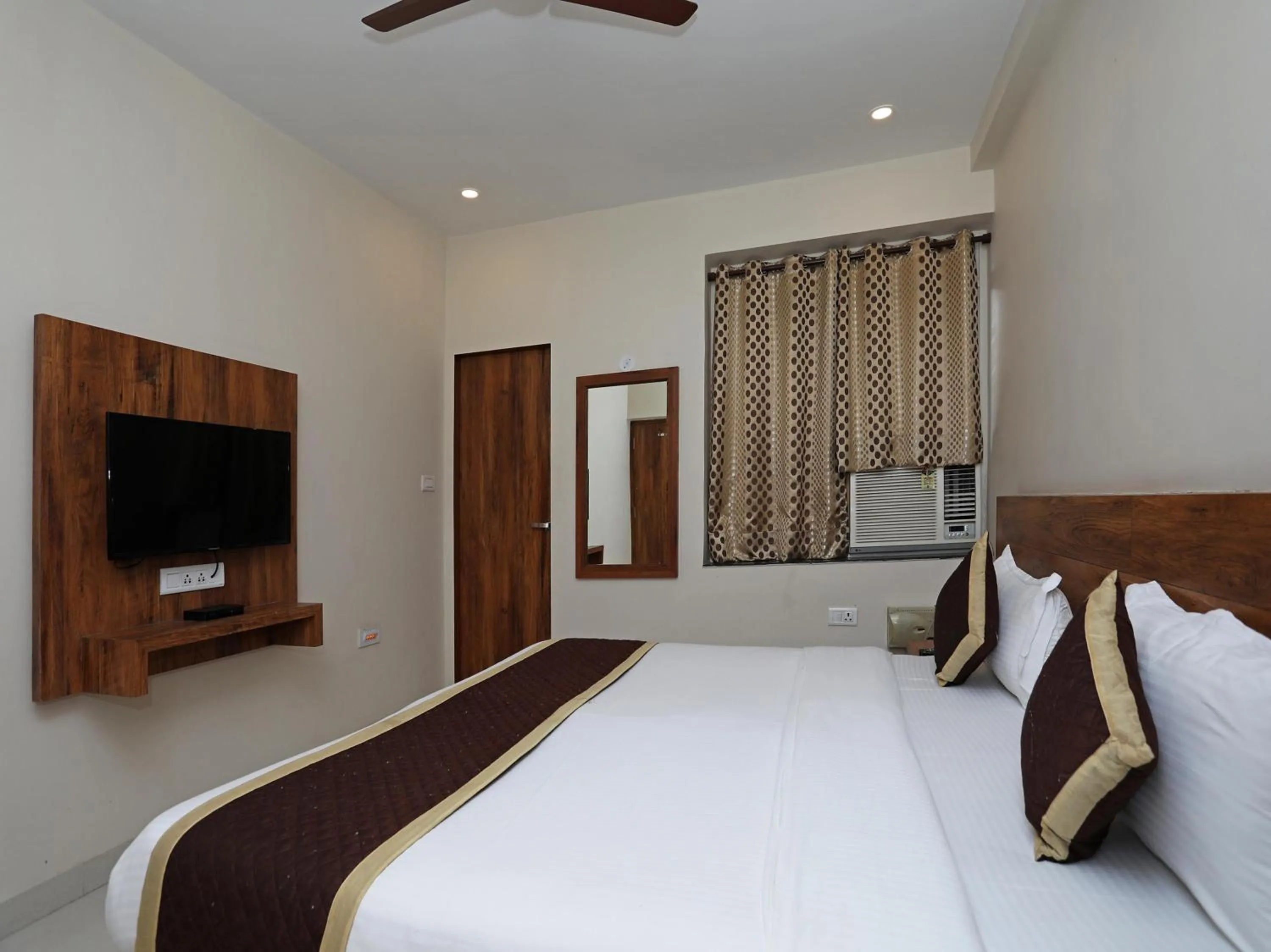 Bed in Hotel Triveni Residency