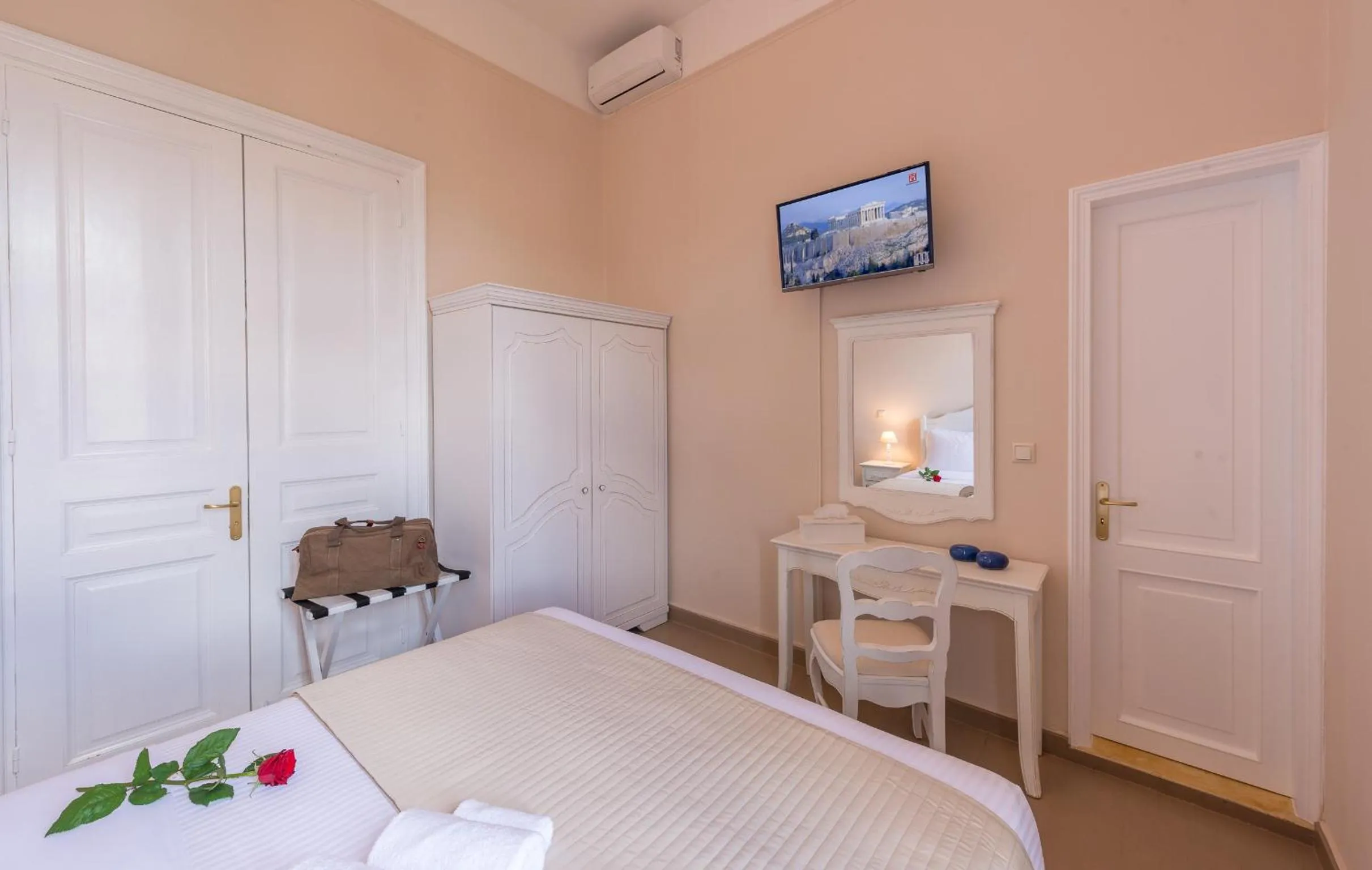 Bedroom, Bed in Palladian Home