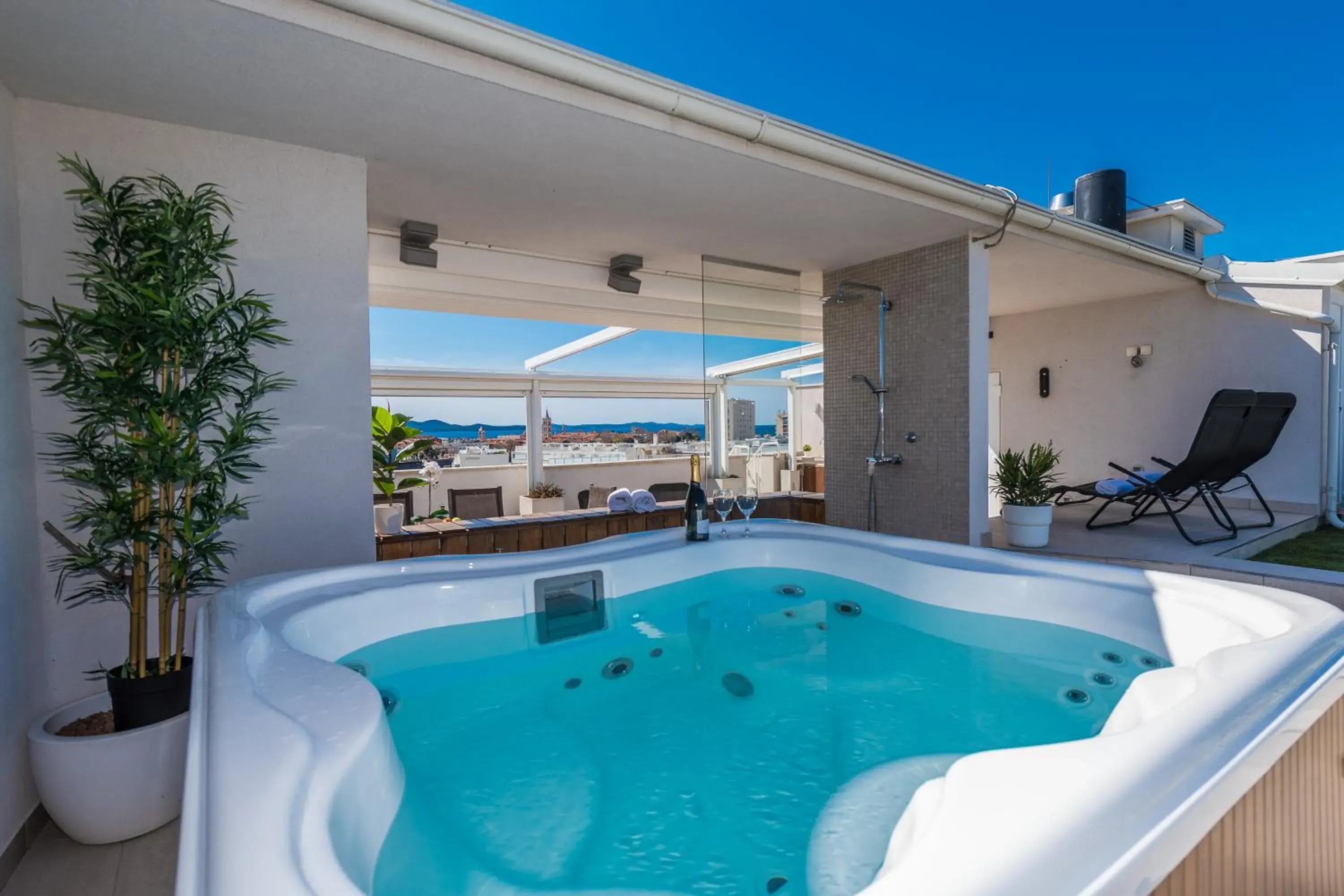 Penthouse with roof terrace with jacuzzi Penthouse with roof terrace with jacuzzi