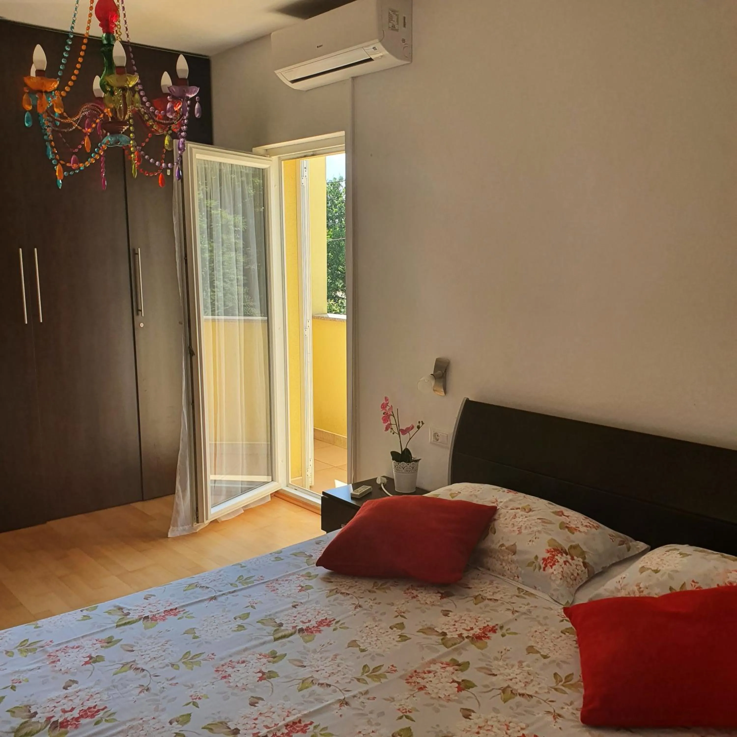 Bedroom, Bed in Dee's House and Pool