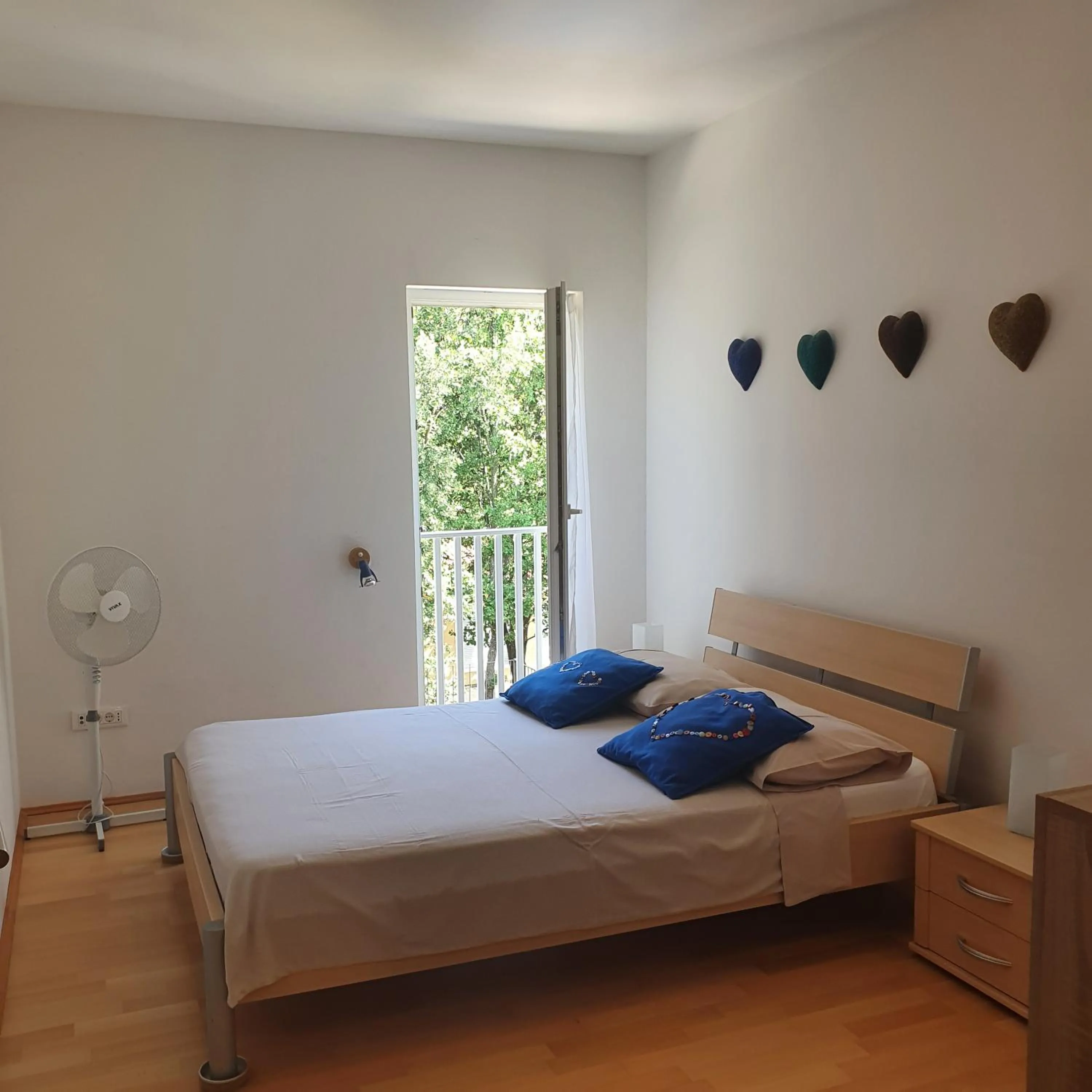Property building, Bed in Dee's House and Pool