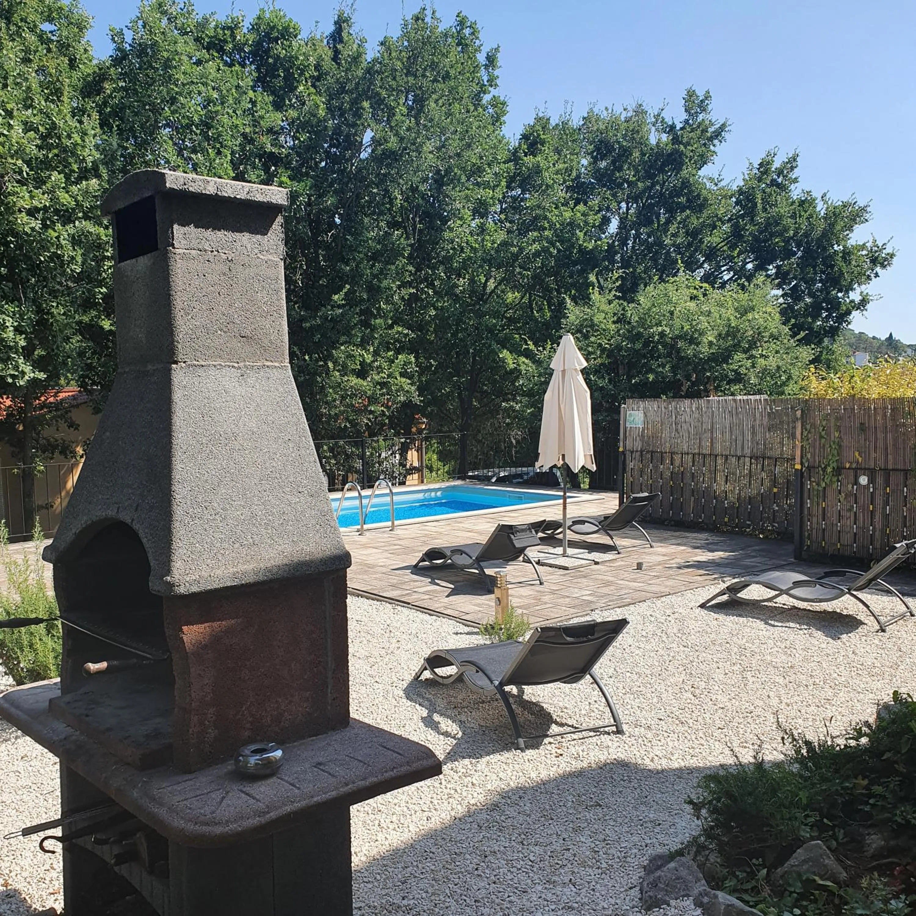 Swimming pool in Dee's House and Pool