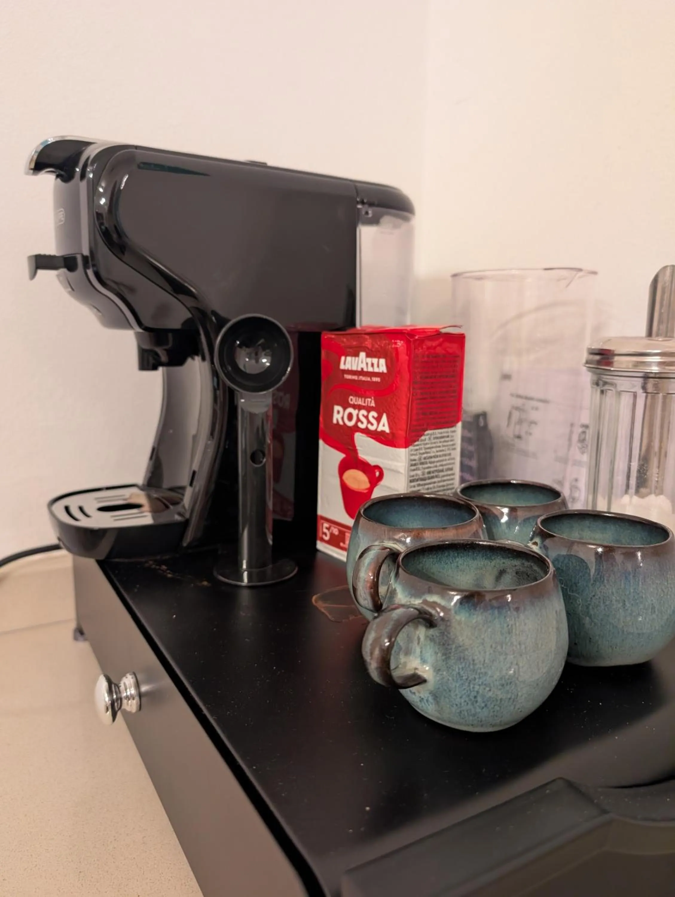 Coffee/tea facilities in Dee's House and Pool