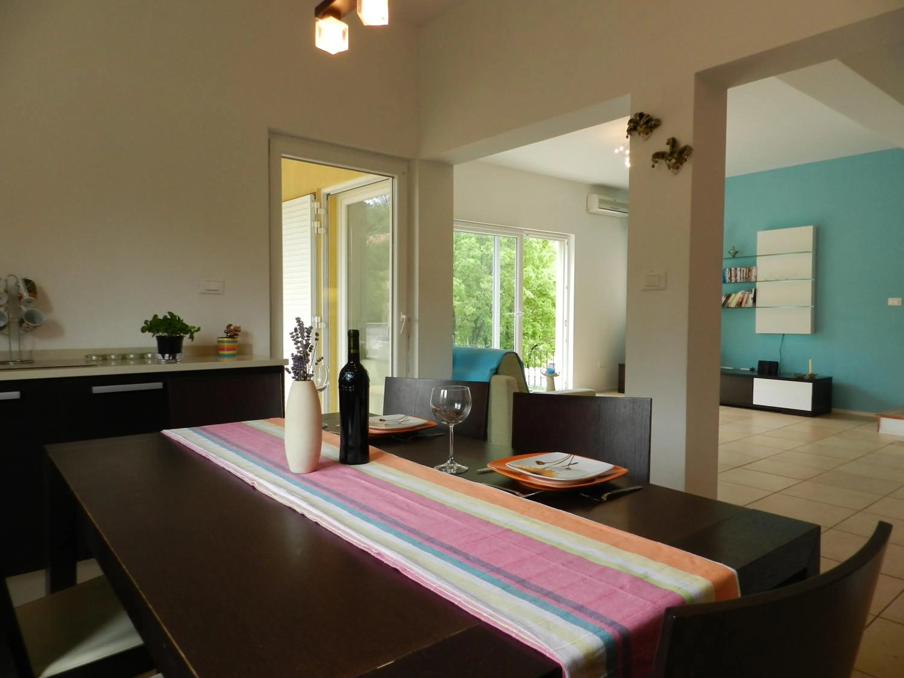 Kitchen or kitchenette in Dee's House and Pool