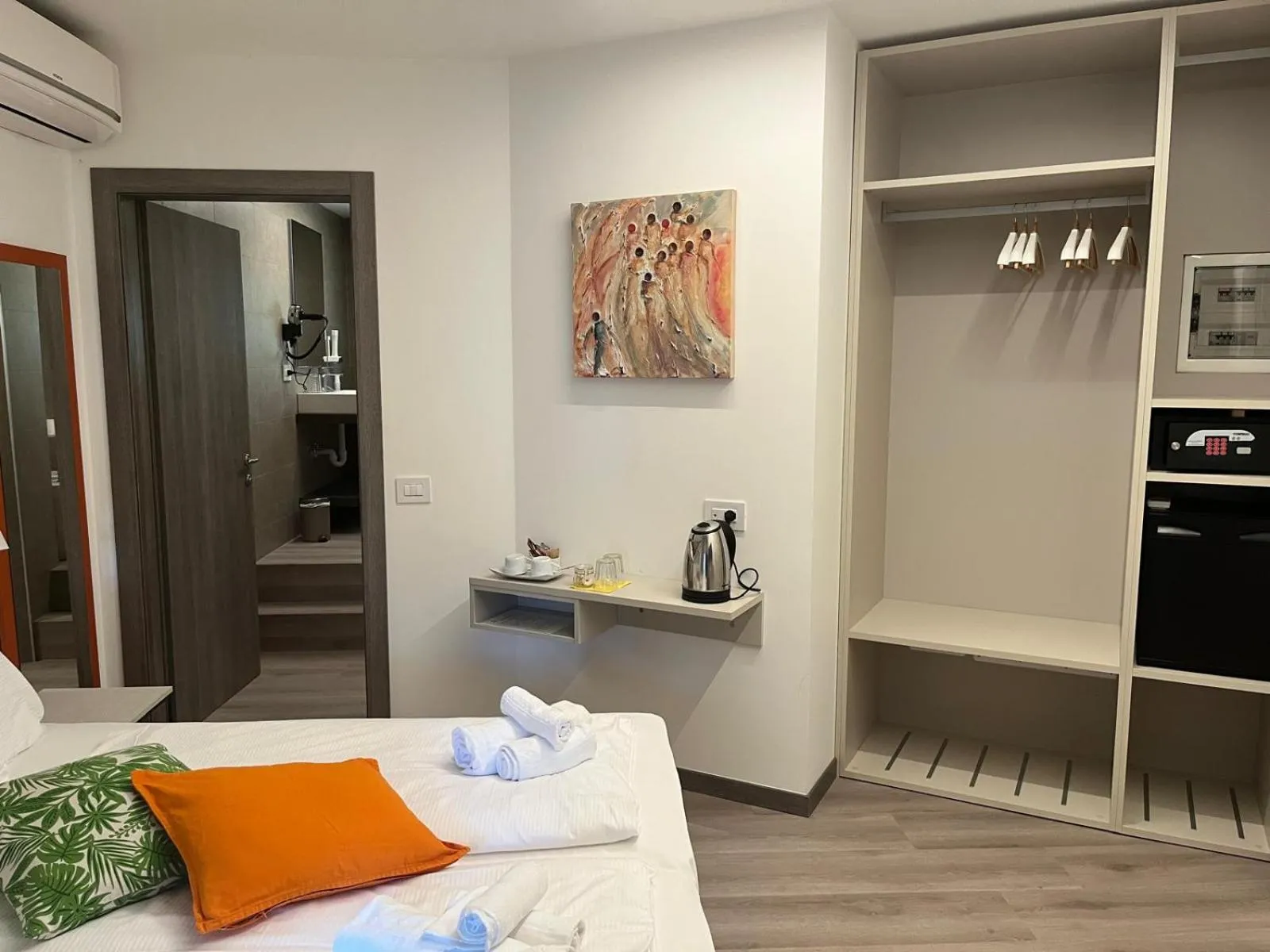 Bedroom, Bed in GardaBreak Rooms&Breakfast Holiday Apartments