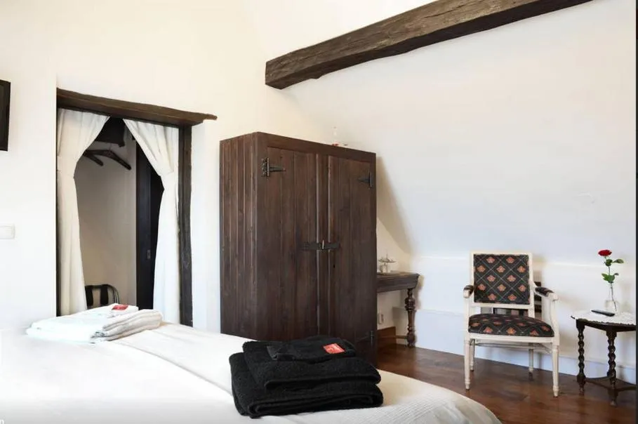 Seating area, Bed in Artagnan