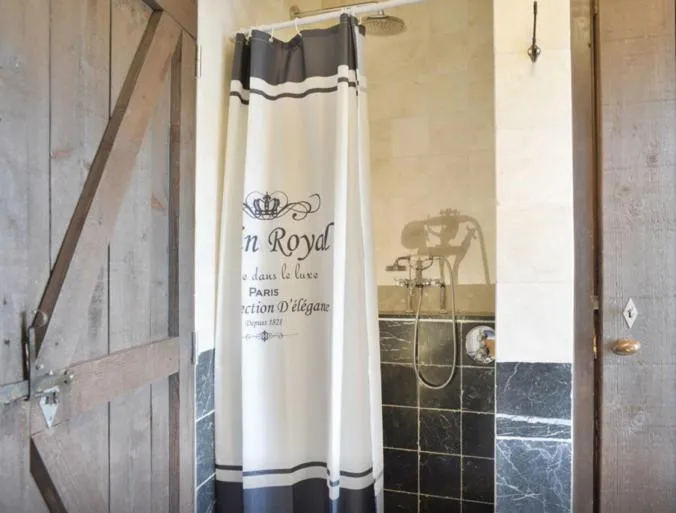 Bathroom in Artagnan