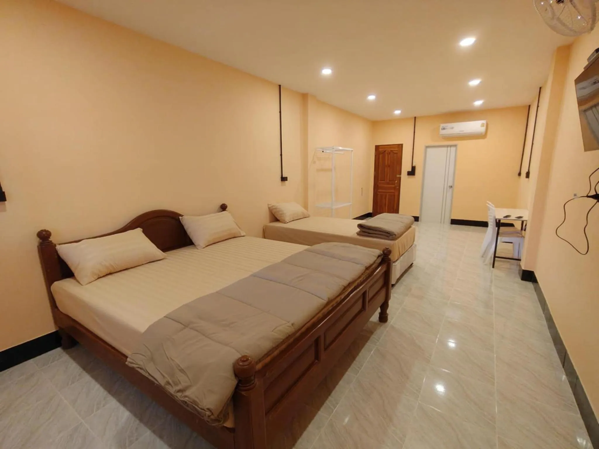 Bedroom, Bed in PuengLuang Hotel