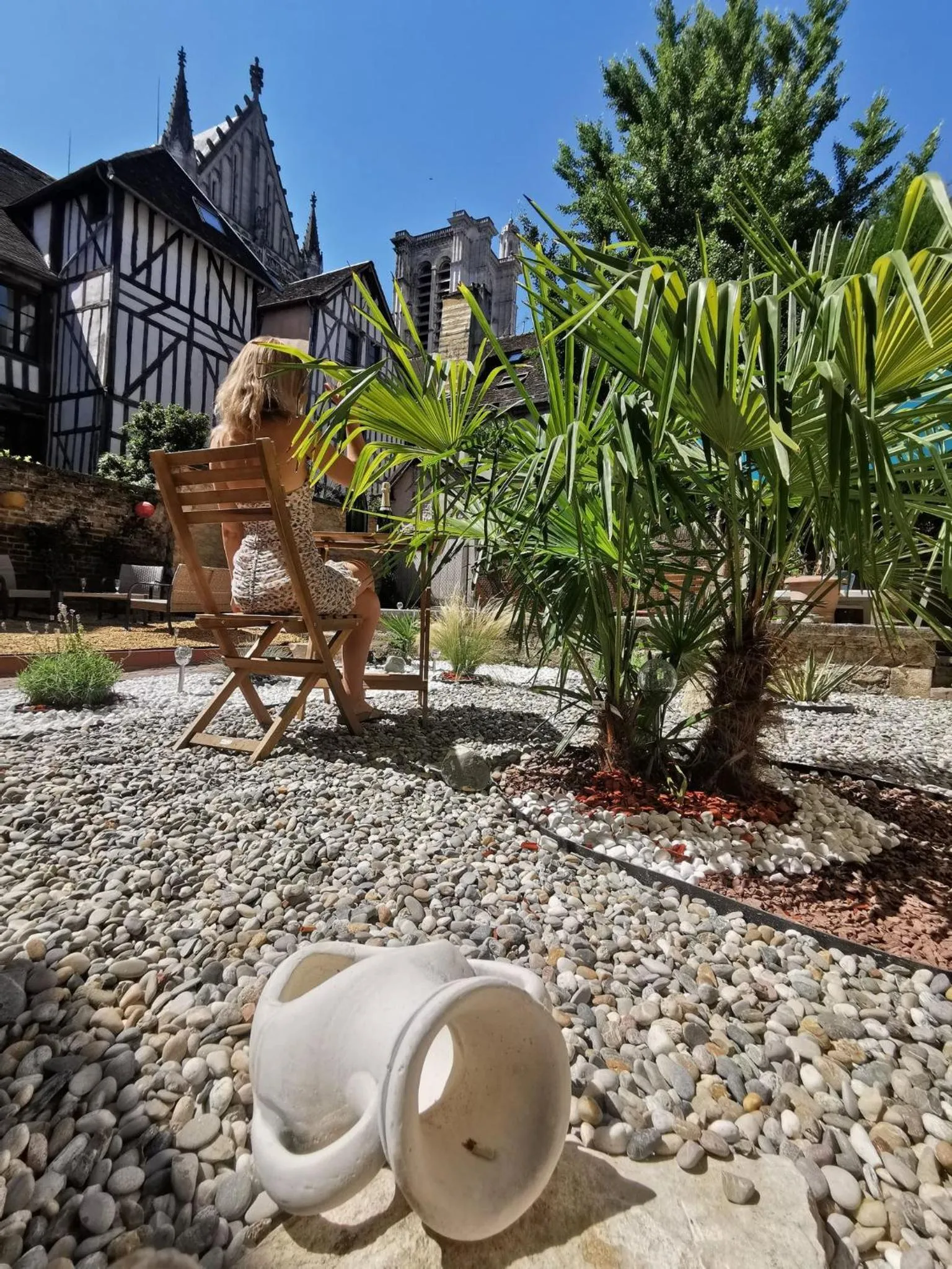 Patio in L'Oiseau De La Cathédrale - Calme - Jardin - Wifi