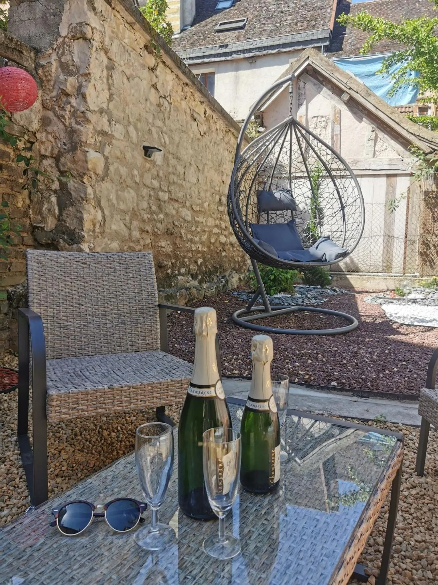 Patio in L'Oiseau De La Cathédrale - Calme - Jardin - Wifi