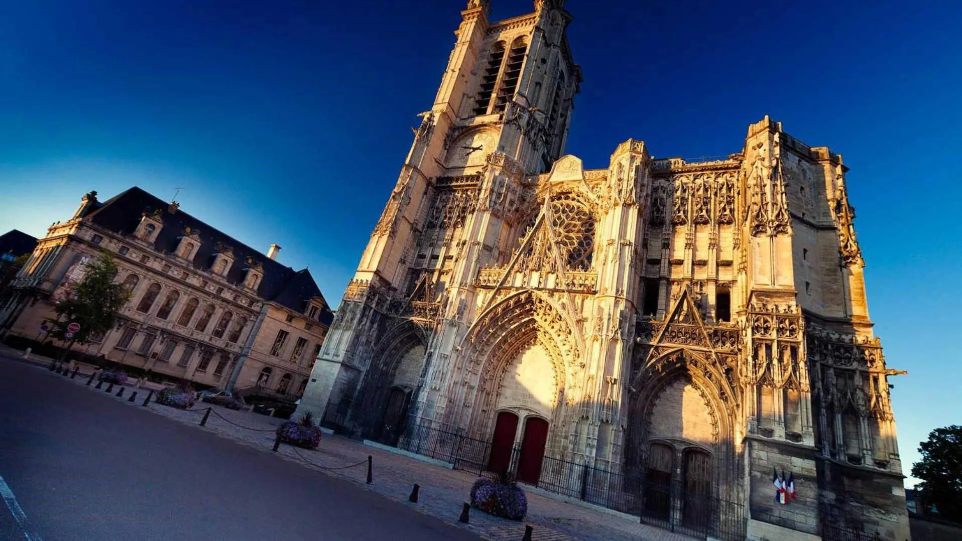 Landmark view in L'Oiseau De La Cathédrale - Calme - Jardin - Wifi