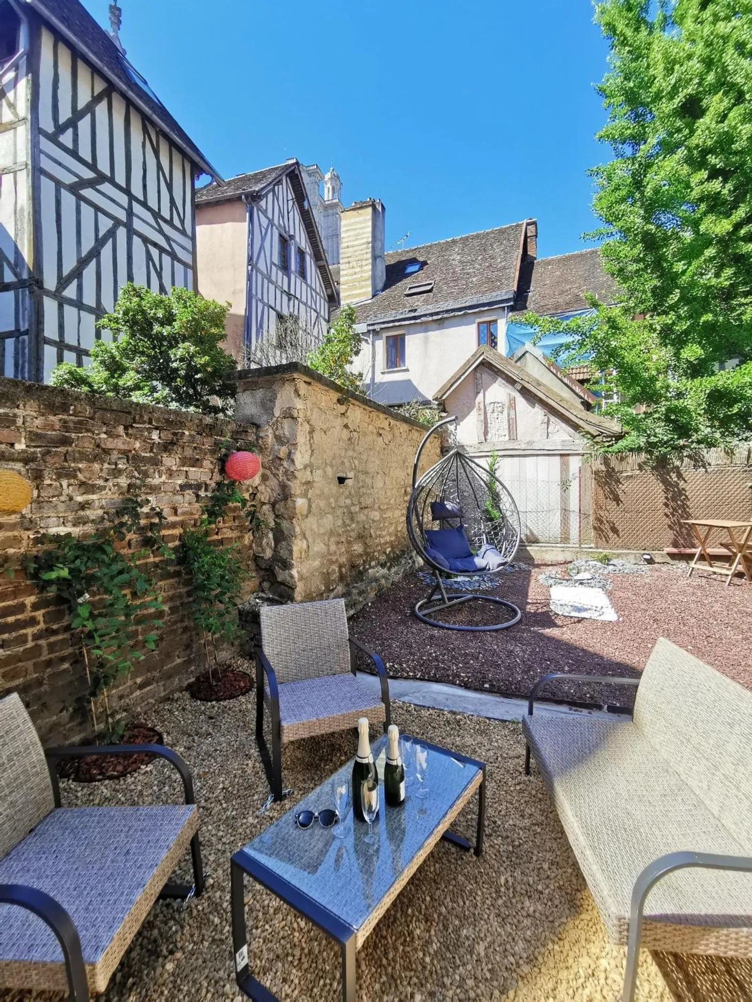 Patio in L'Oiseau De La Cathédrale - Calme - Jardin - Wifi