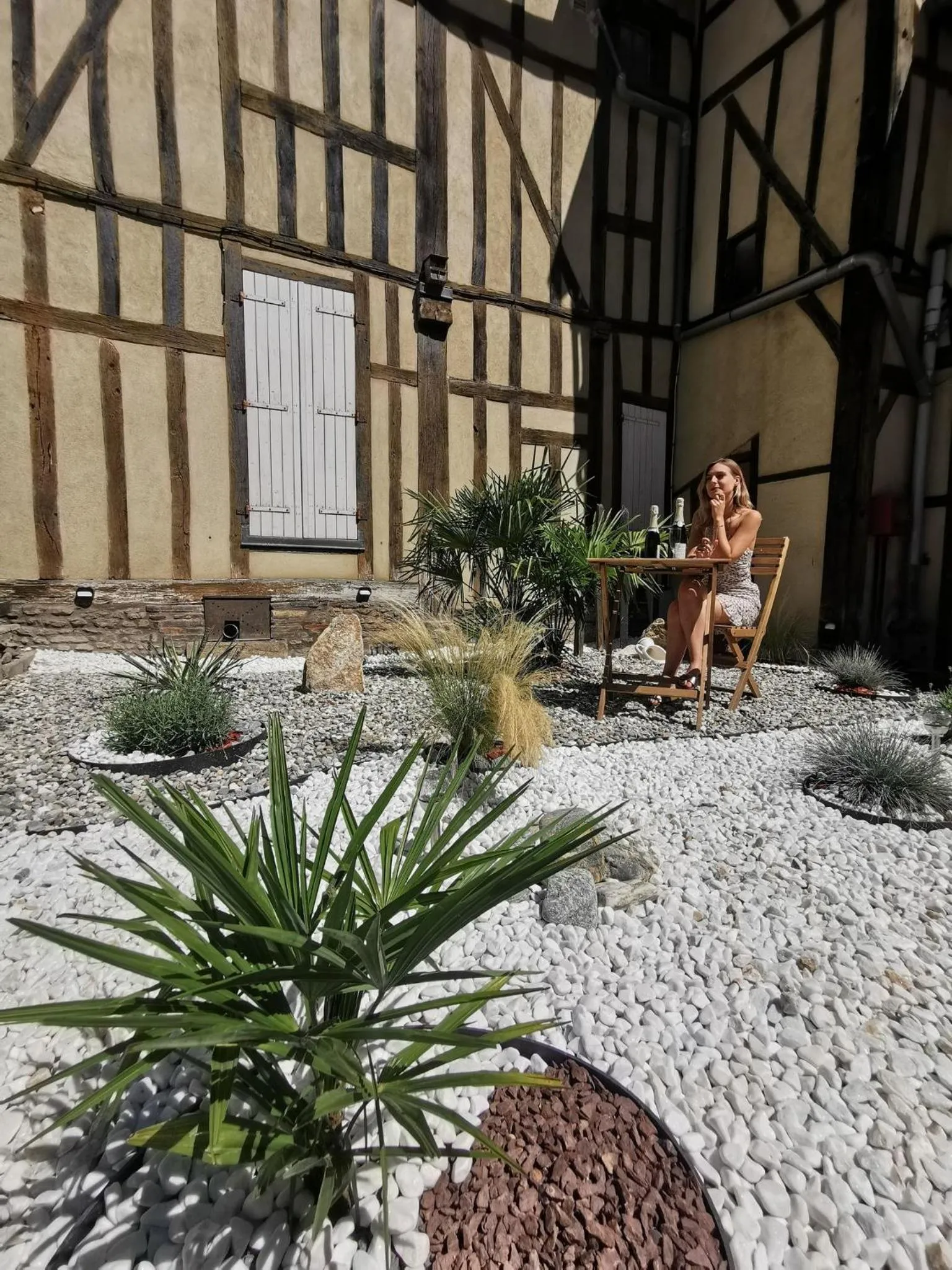 Patio in L'Oiseau De La Cathédrale - Calme - Jardin - Wifi