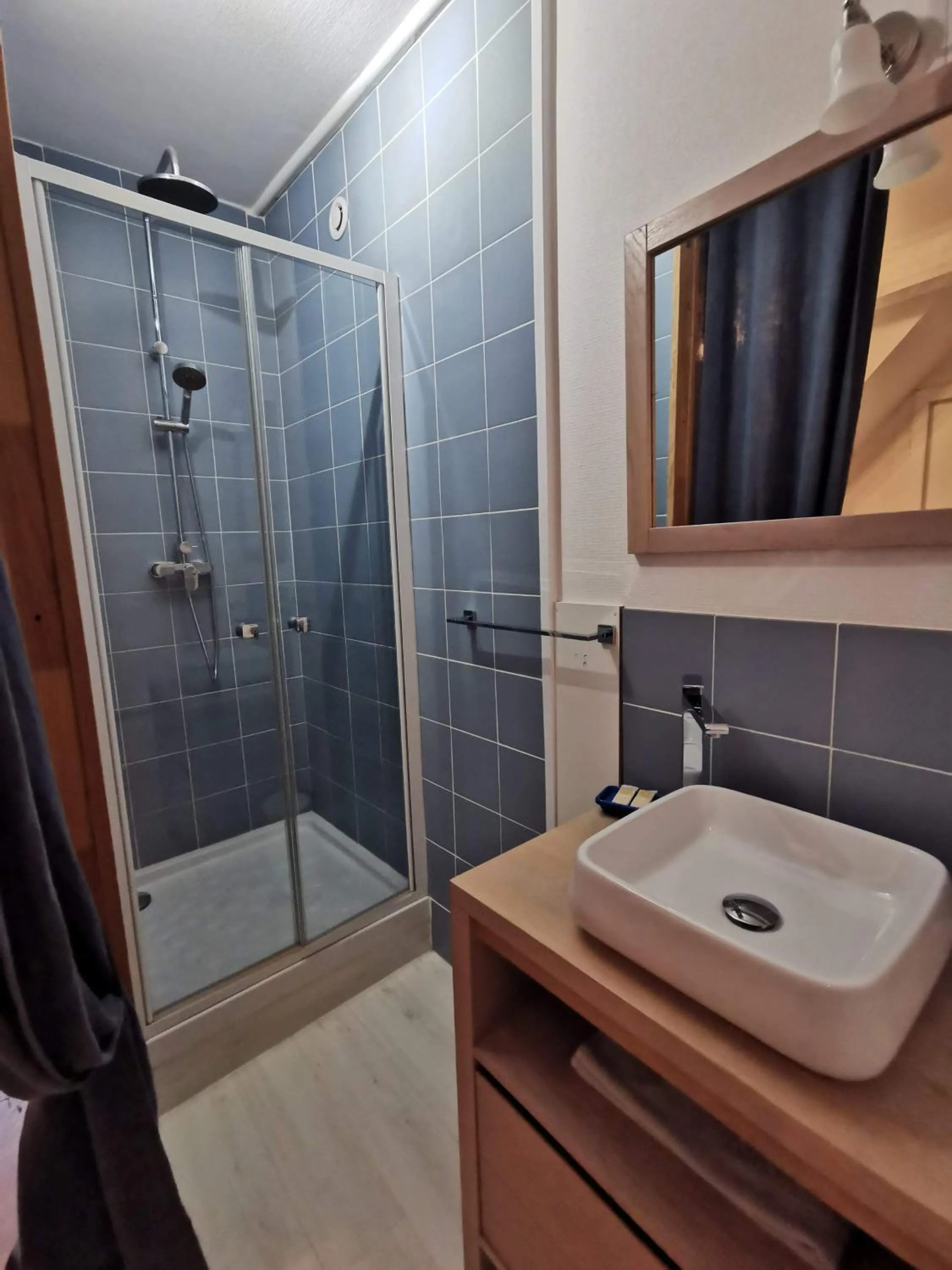 Shower in L'Oiseau De La Cathédrale - Calme - Jardin - Wifi