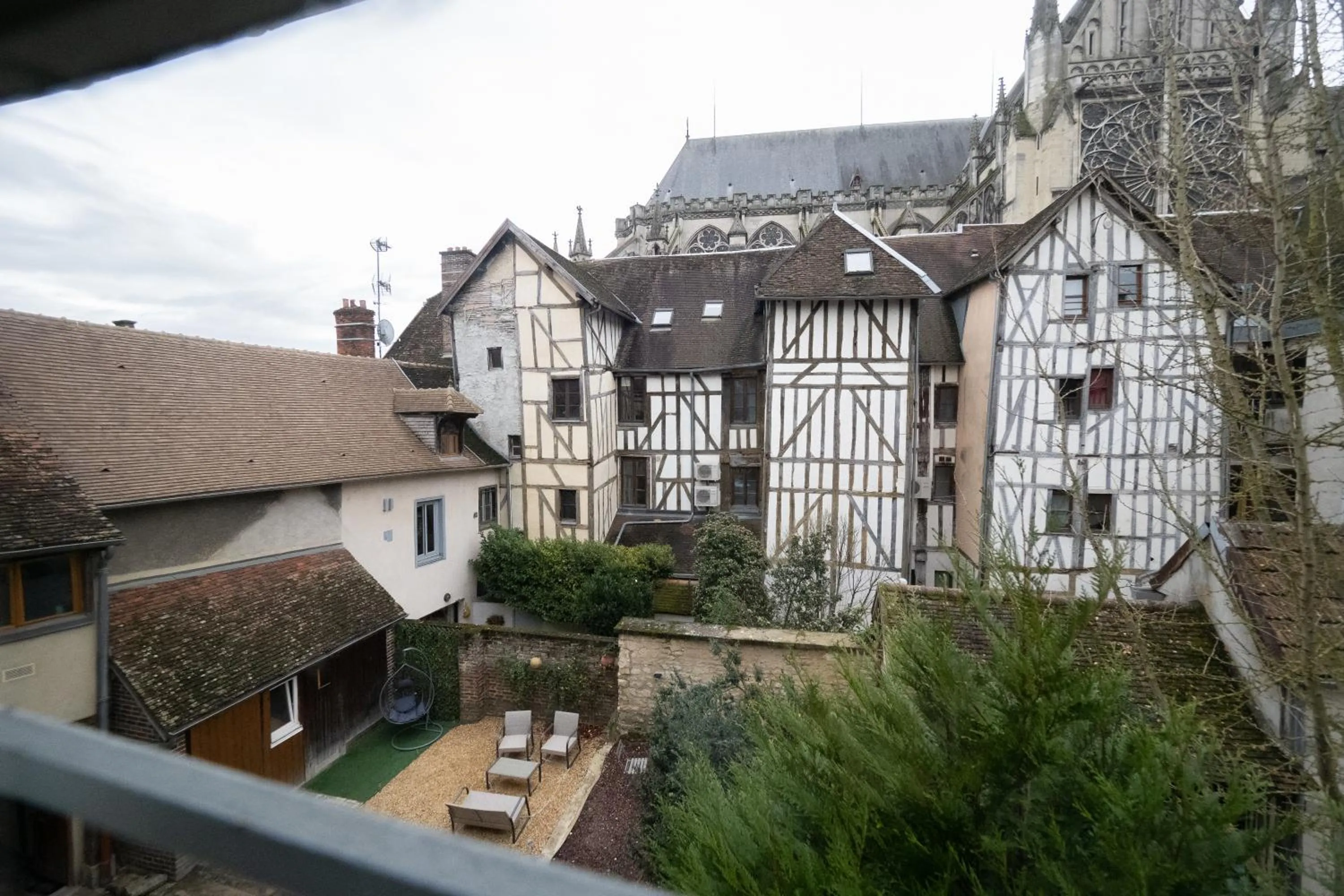 Garden view in L'Oiseau De La Cathédrale - Calme - Jardin - Wifi