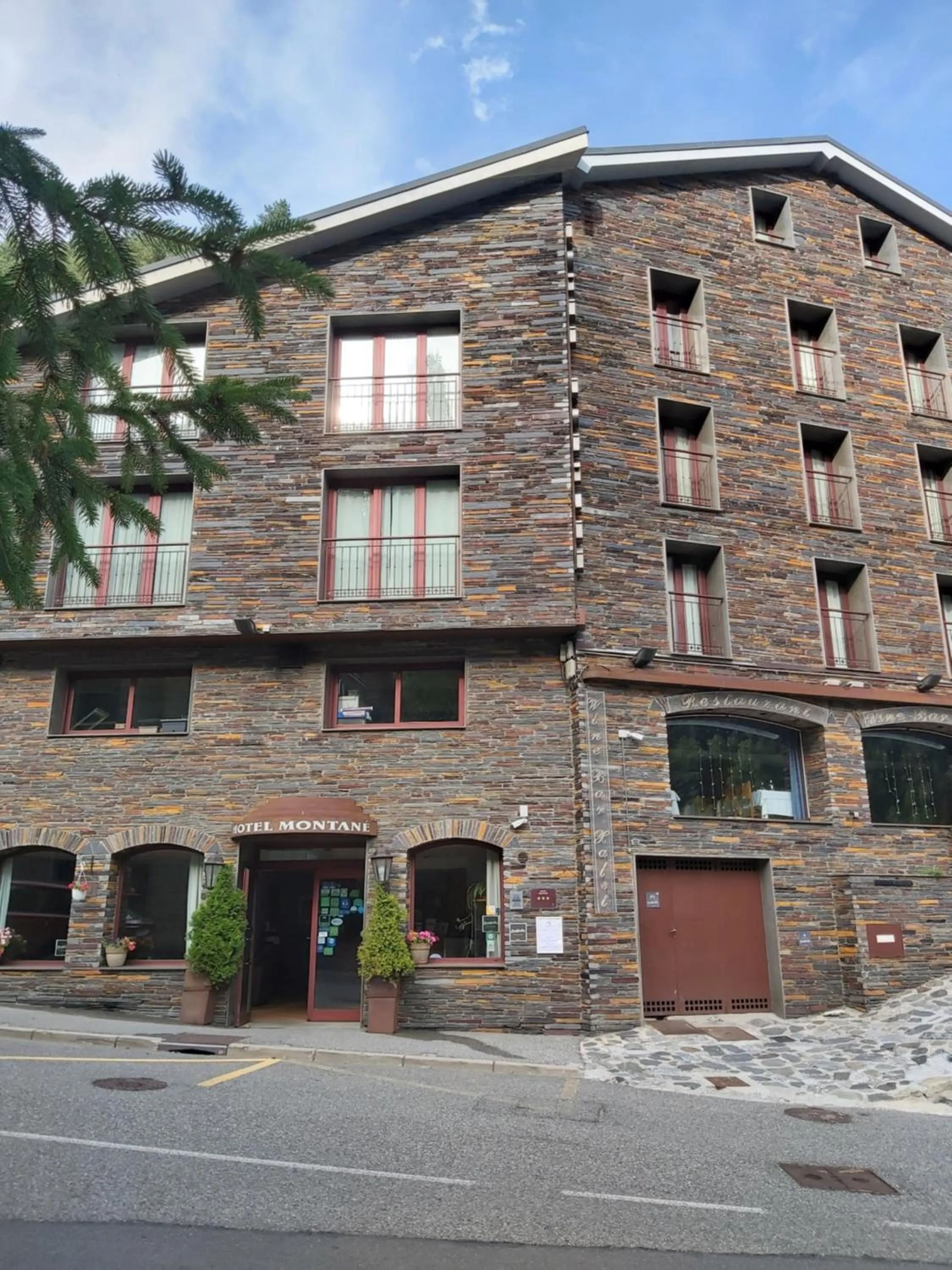 Facade/entrance in Hotel Montané