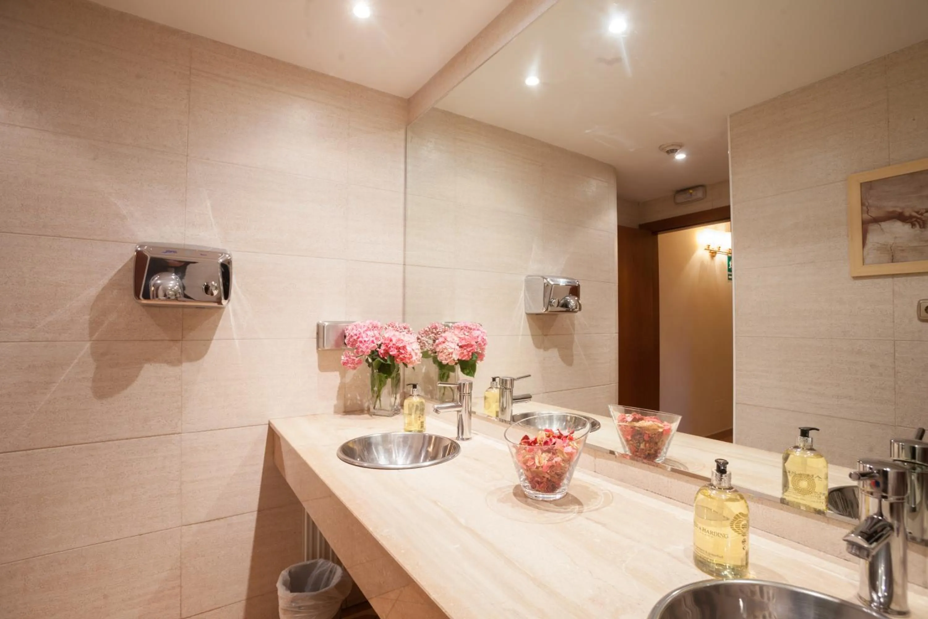 Bathroom in Hotel Montané