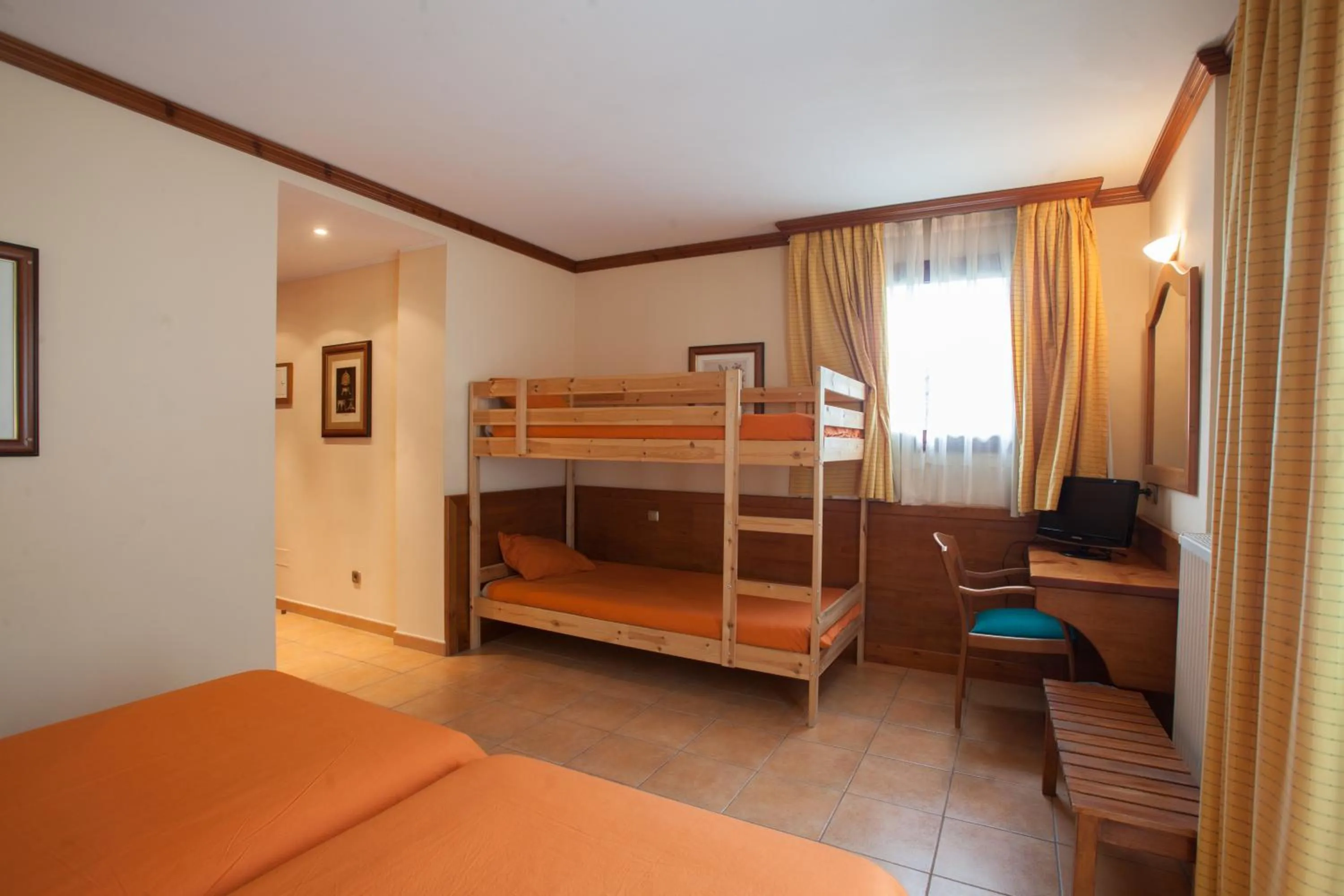 Day, Bed in Hotel Montané