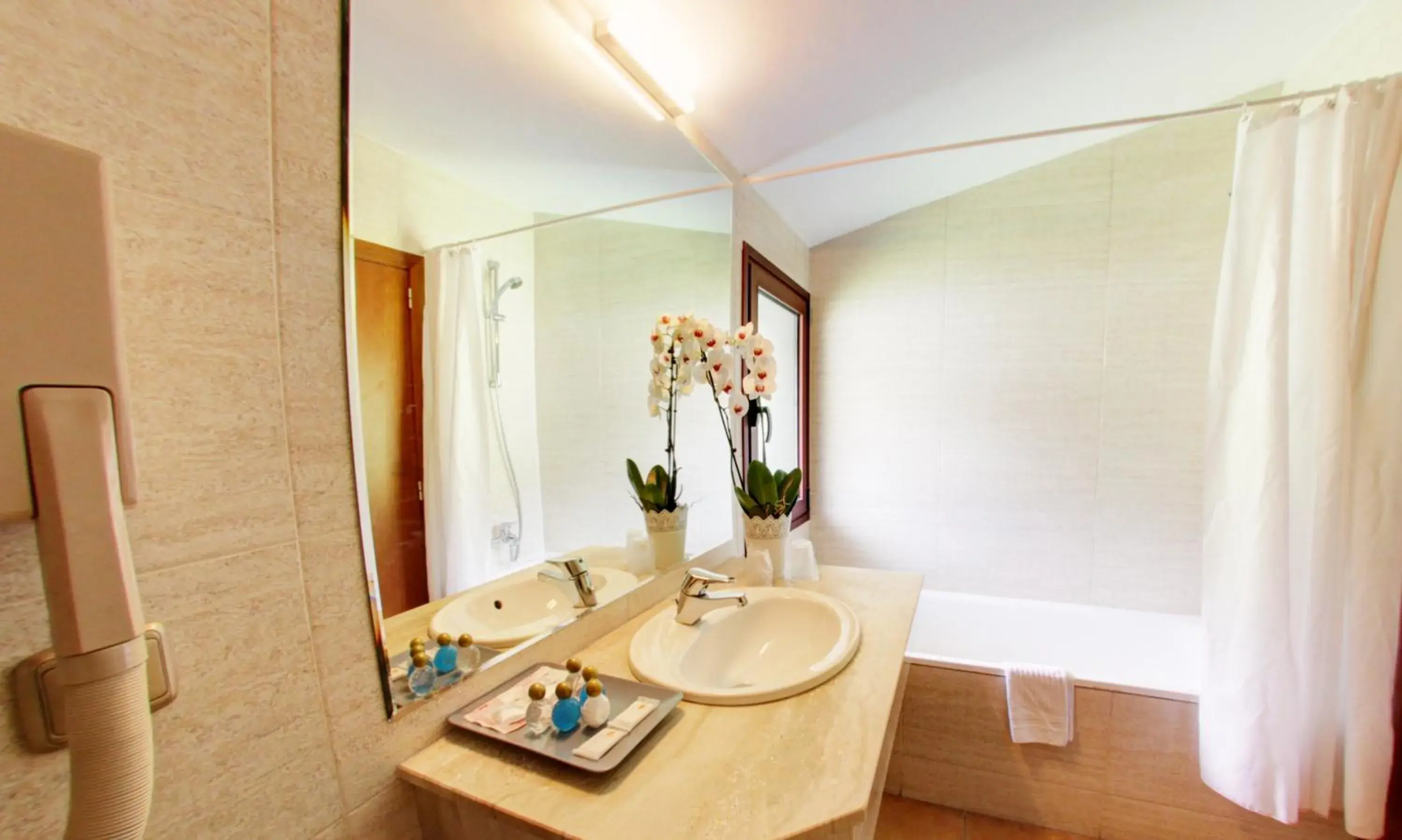 Twin Room in Hotel Montané Twin Room in Hotel Montané