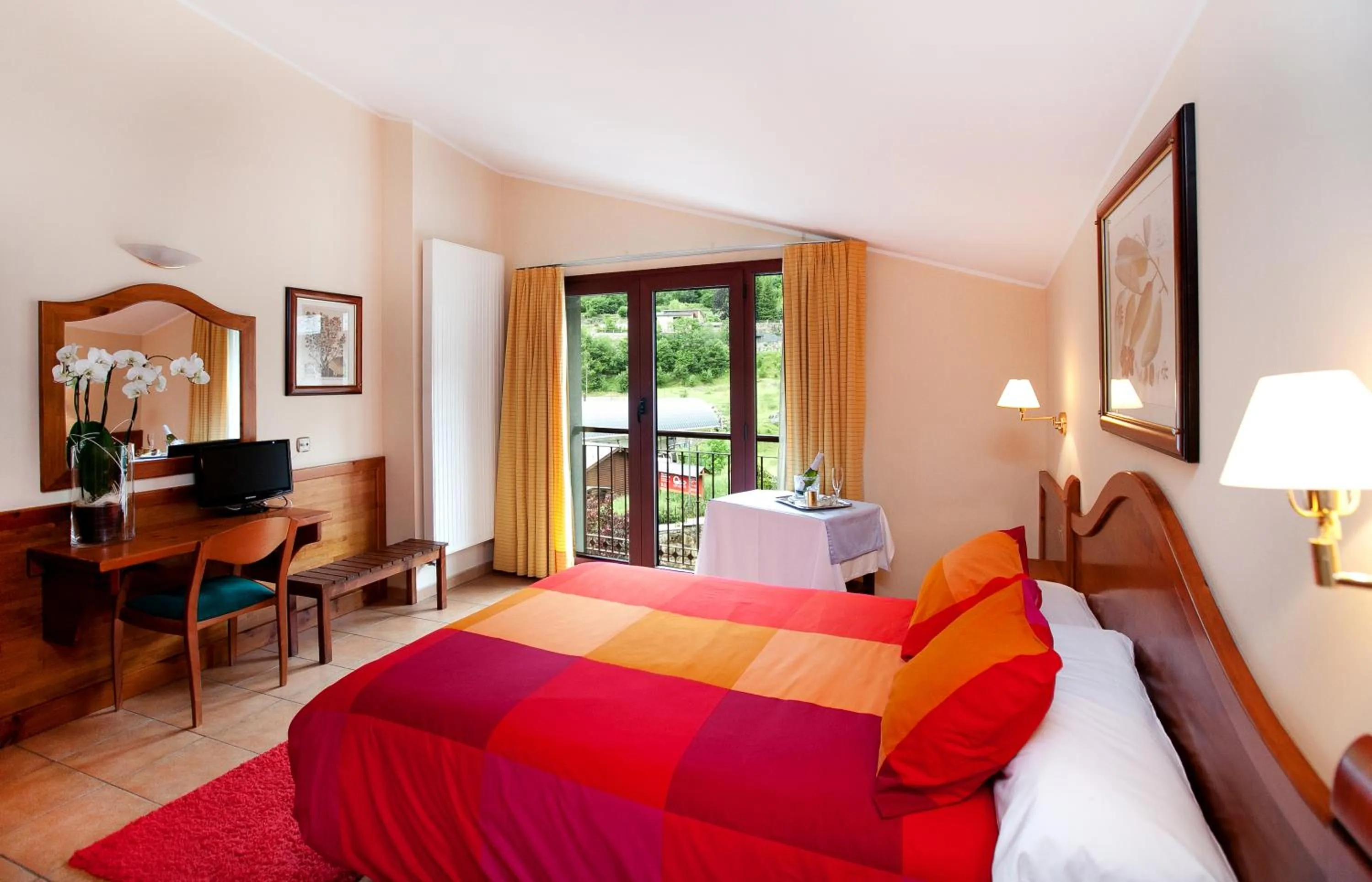 Day, Bed in Hotel Montané