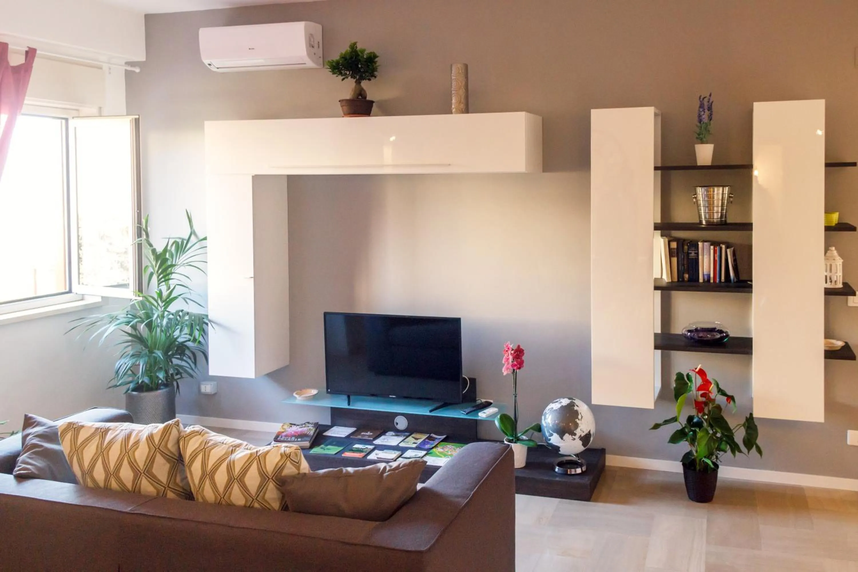 Communal lounge/ TV room in B&B Porta di Ponte