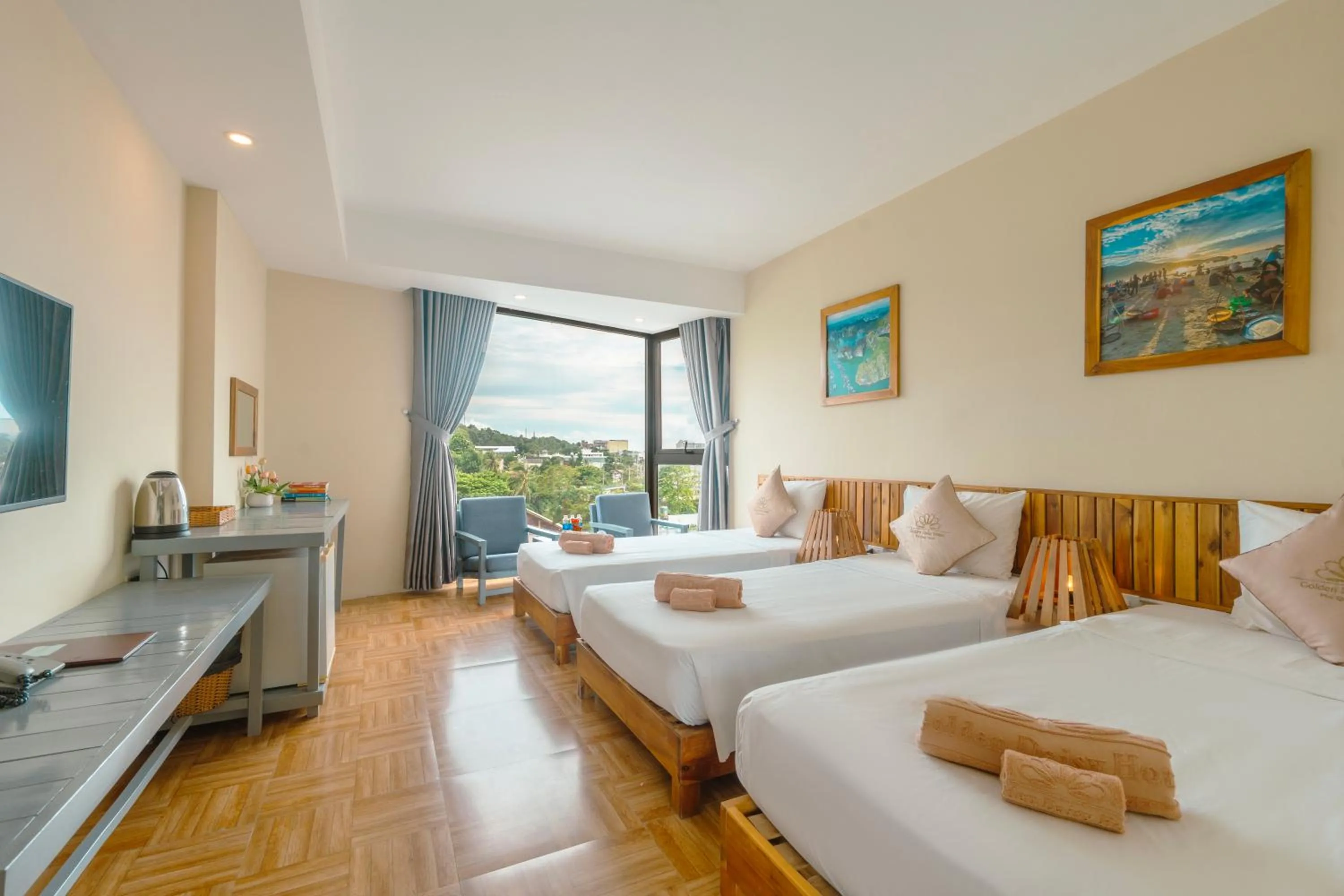 Communal lounge/ TV room, Bed in Golden Daisy Hotel Phu Quoc