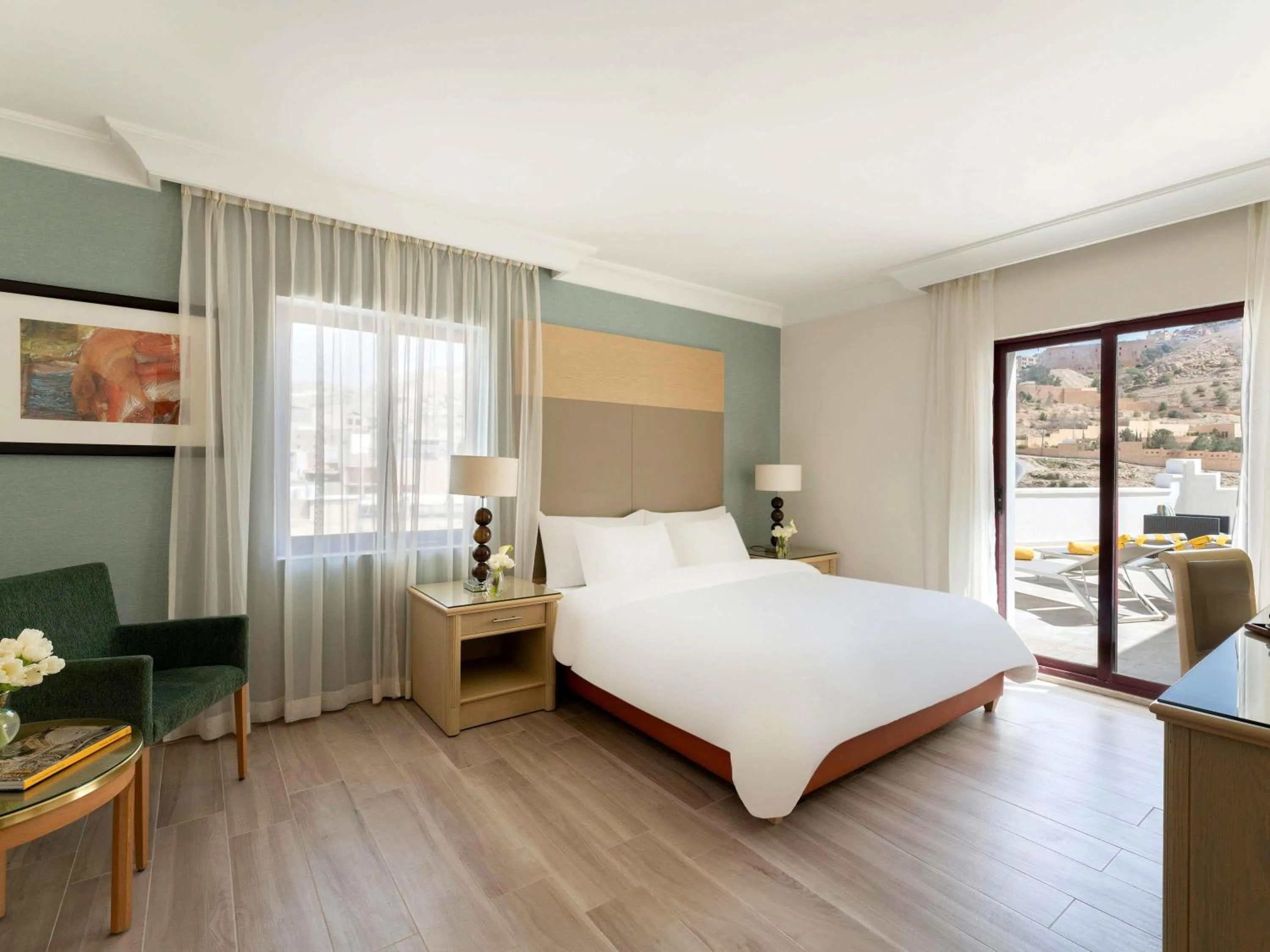 Bedroom, Bed in Mövenpick Resort Petra