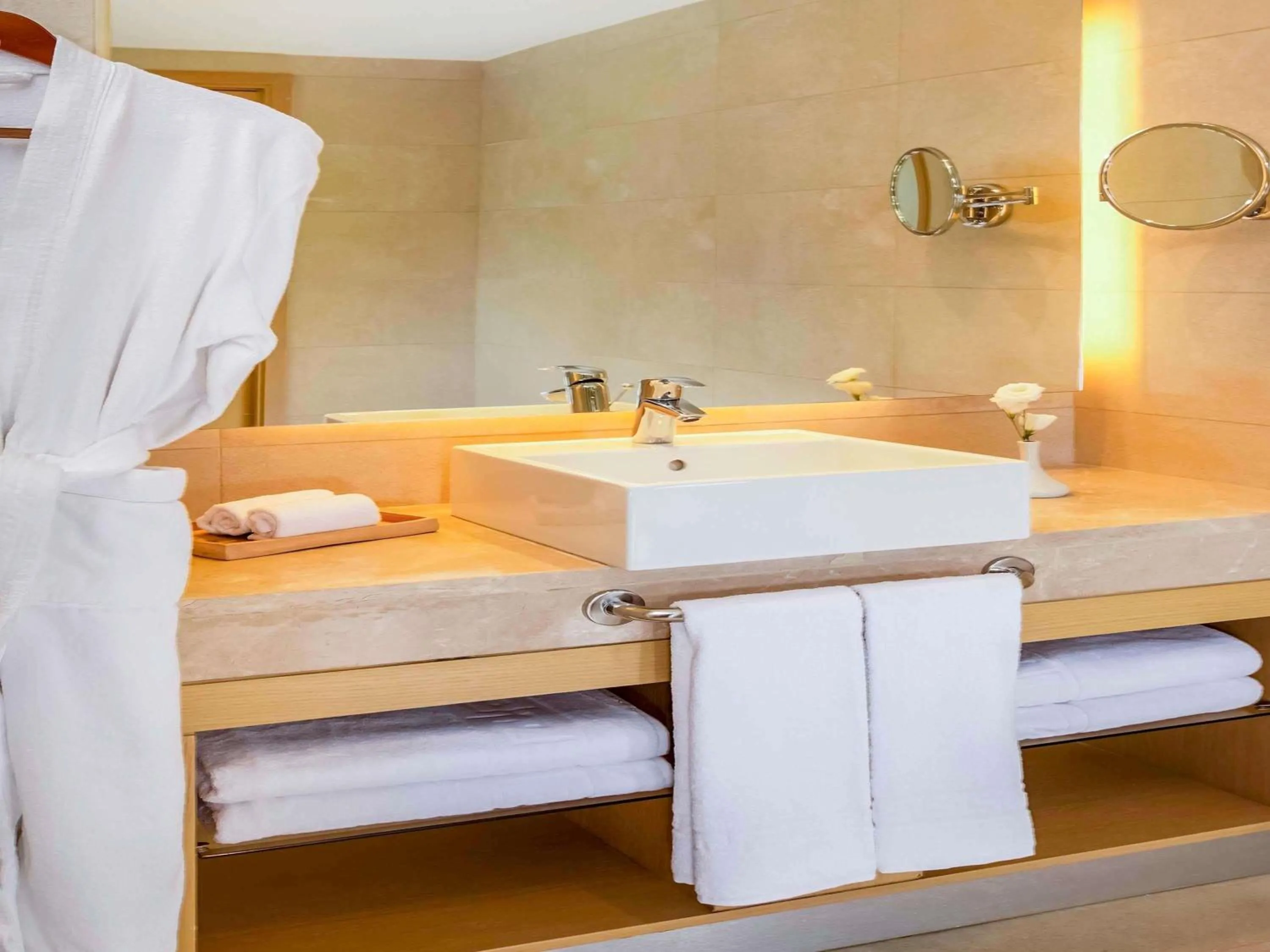 Bedroom, Bed in Mövenpick Resort Petra