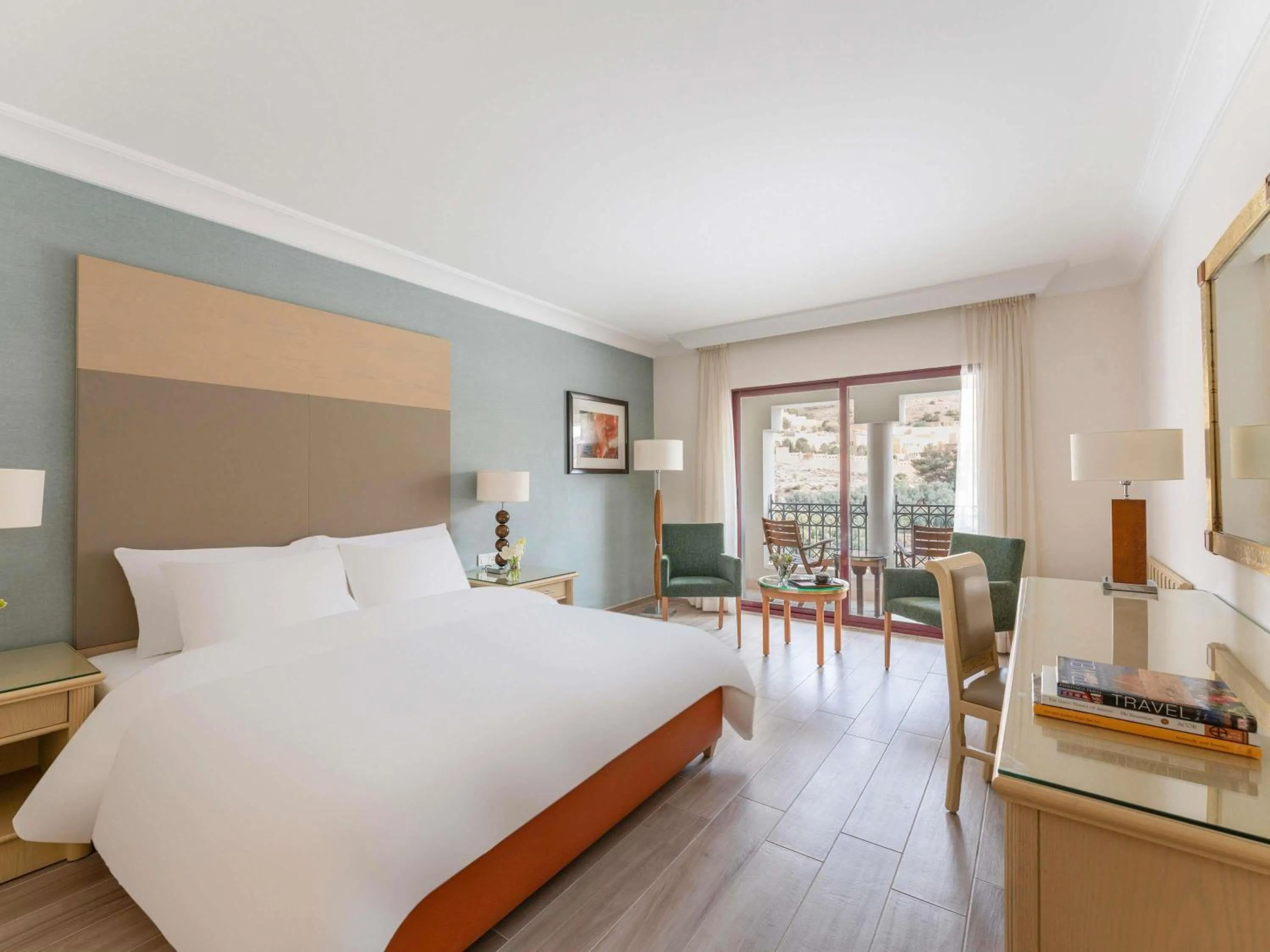 Bedroom, Bed in Mövenpick Resort Petra