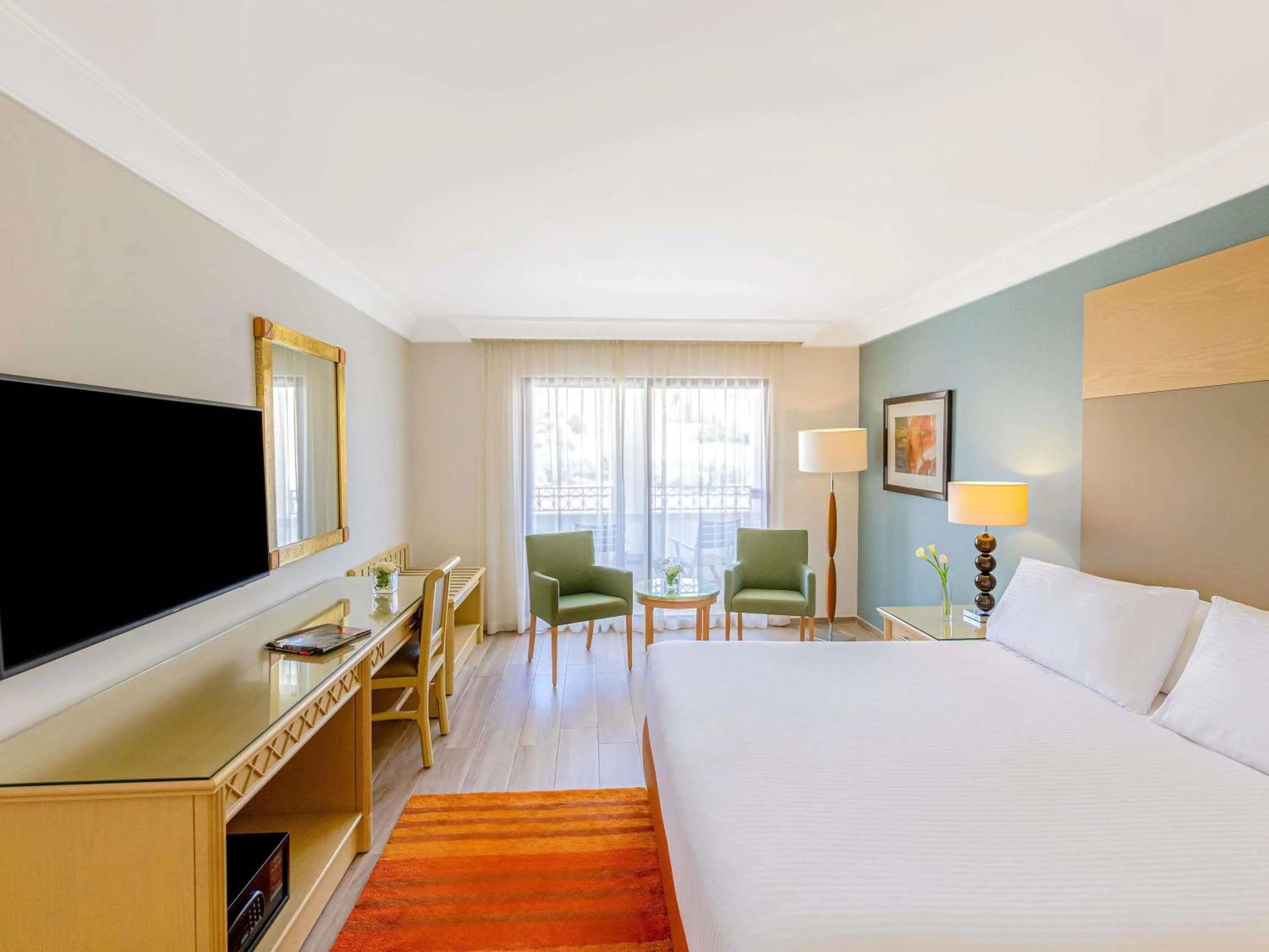 Bedroom, Bed in Mövenpick Resort Petra