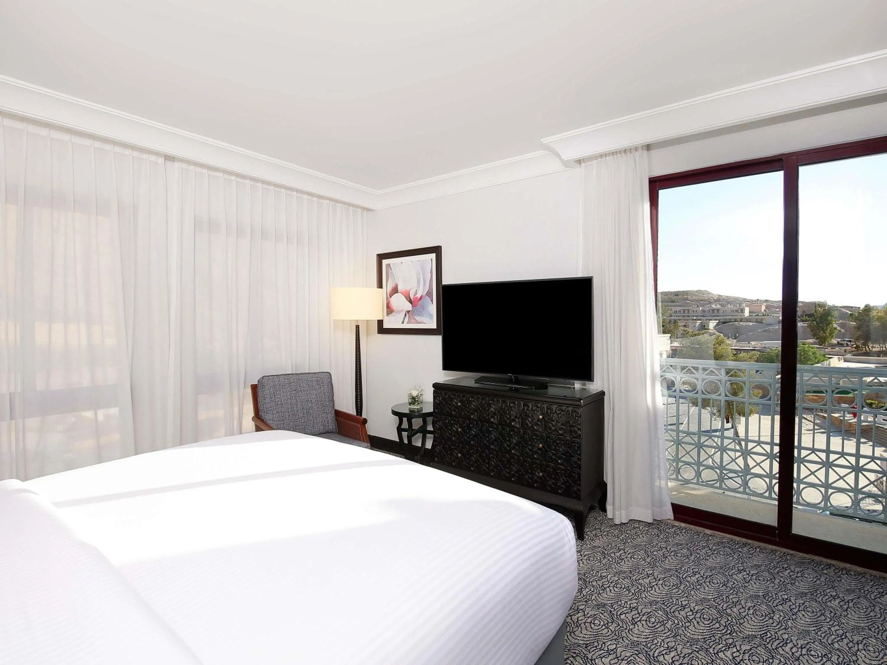 Bedroom, Bed in Mövenpick Resort Petra