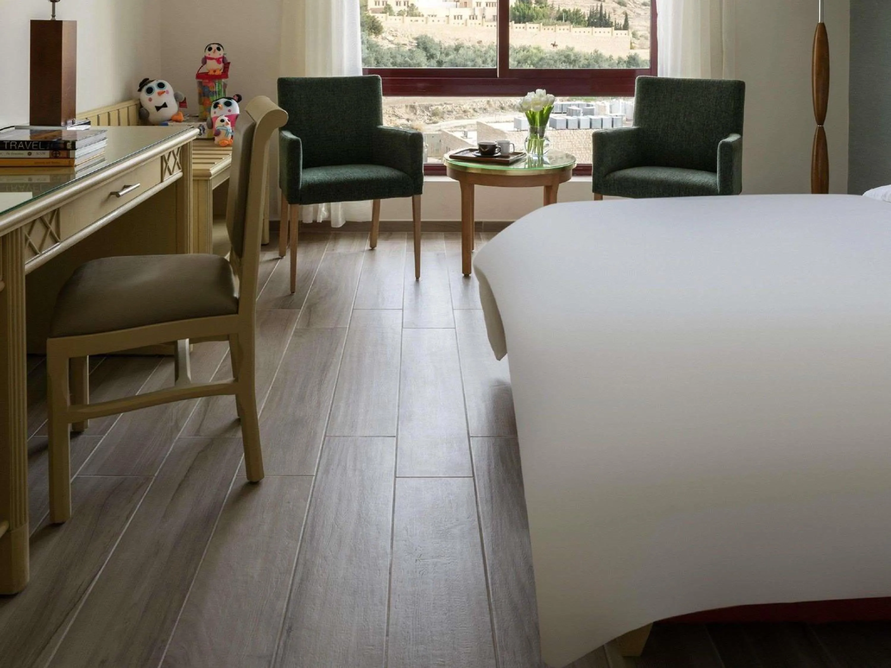 Bedroom, Bed in Mövenpick Resort Petra