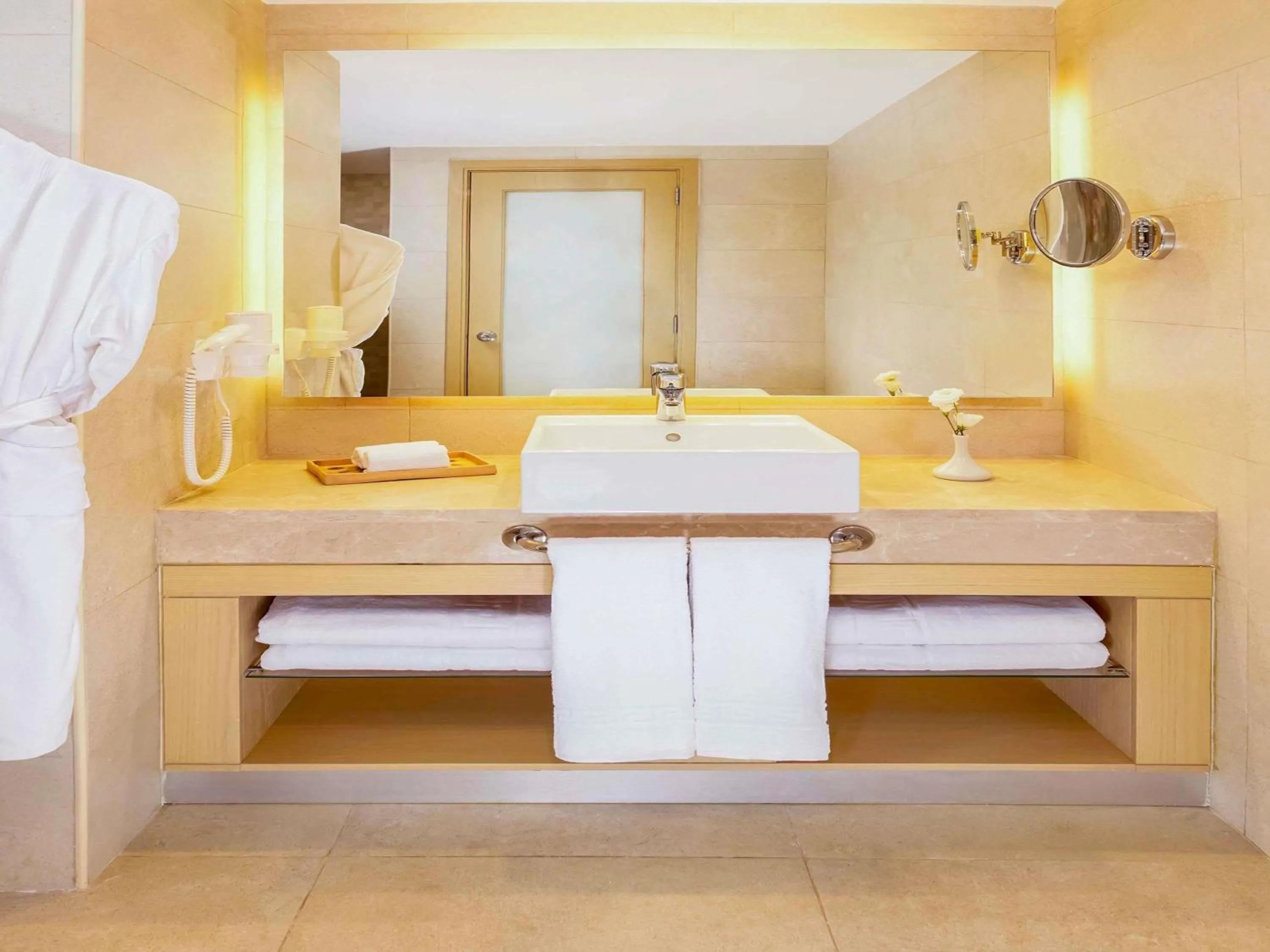 Bedroom, Bed in Mövenpick Resort Petra