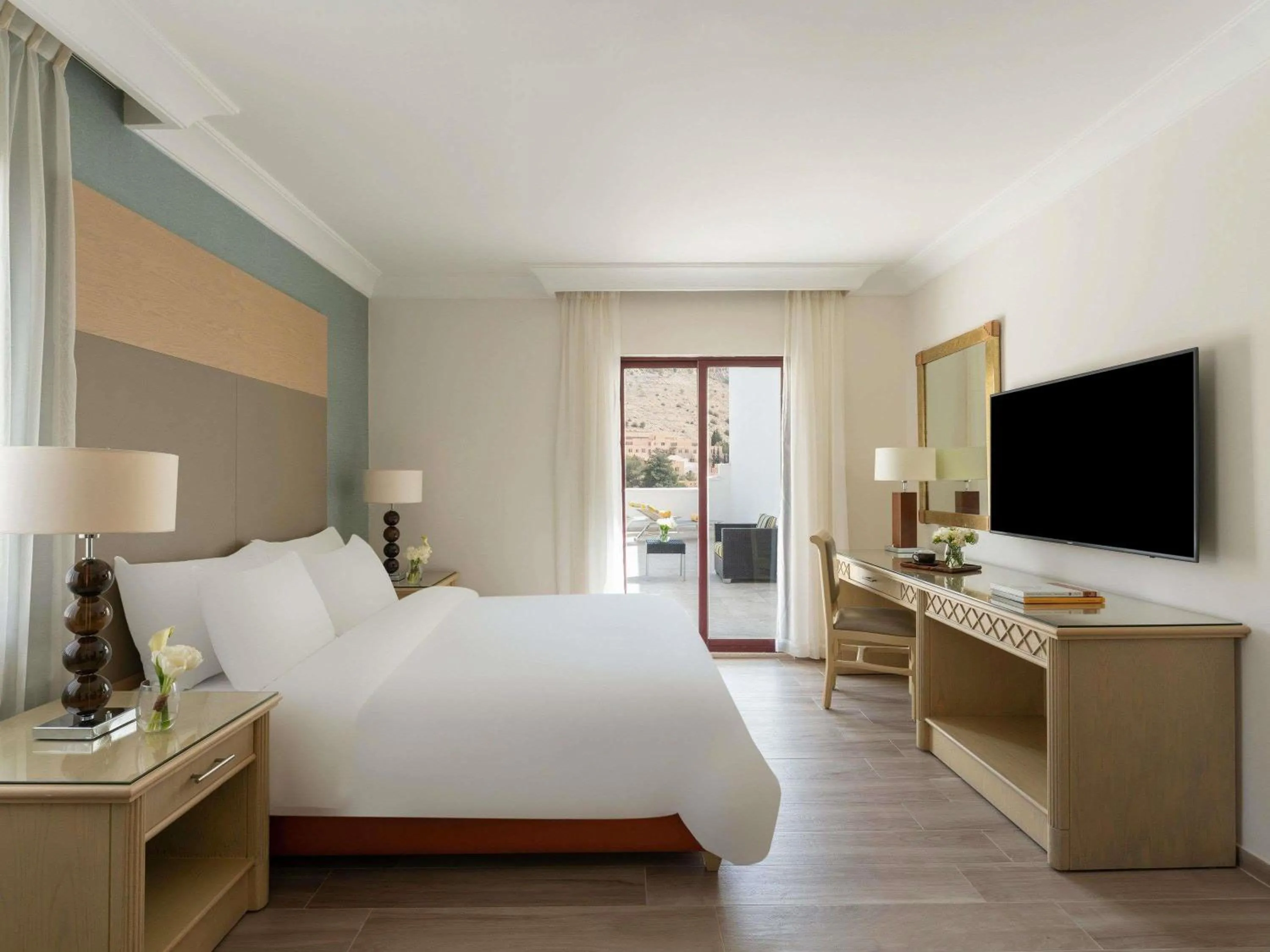 Bedroom, Bed in Mövenpick Resort Petra