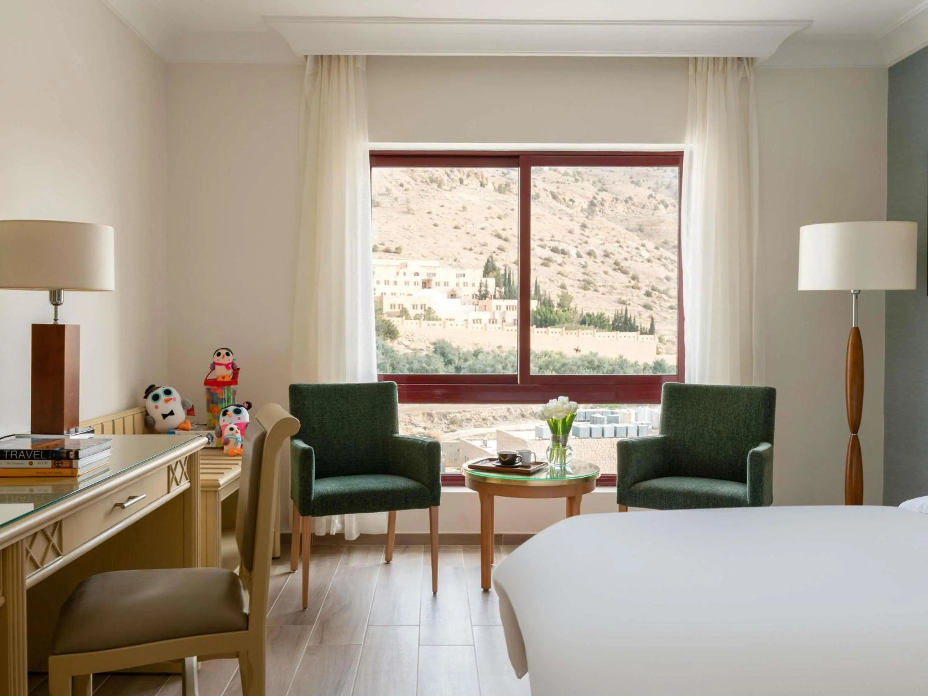 Bedroom, Bed in Mövenpick Resort Petra