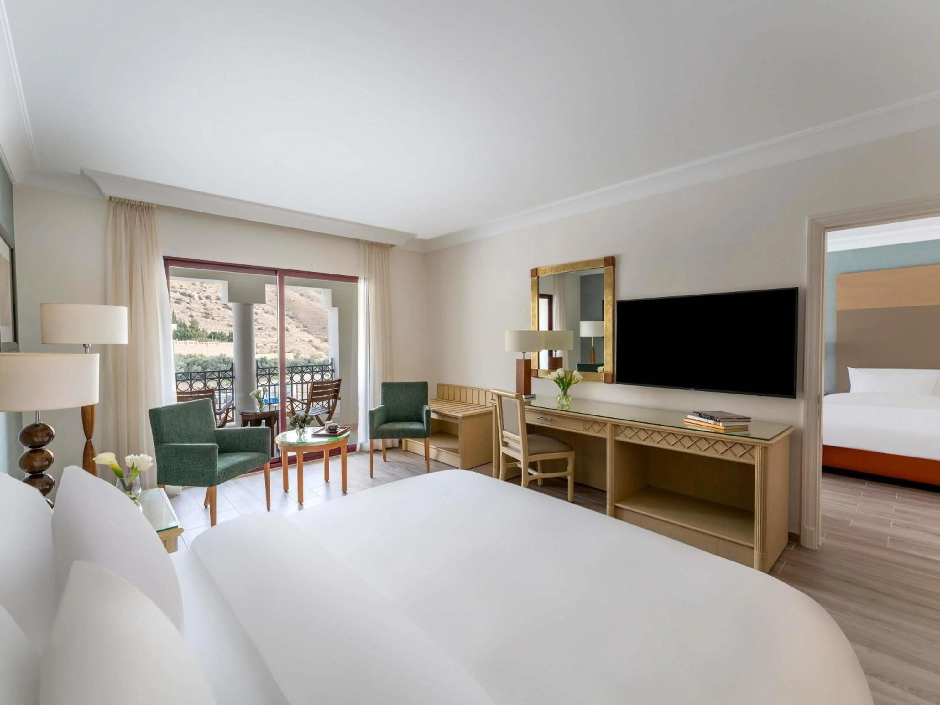 Bedroom, Bed in Mövenpick Resort Petra