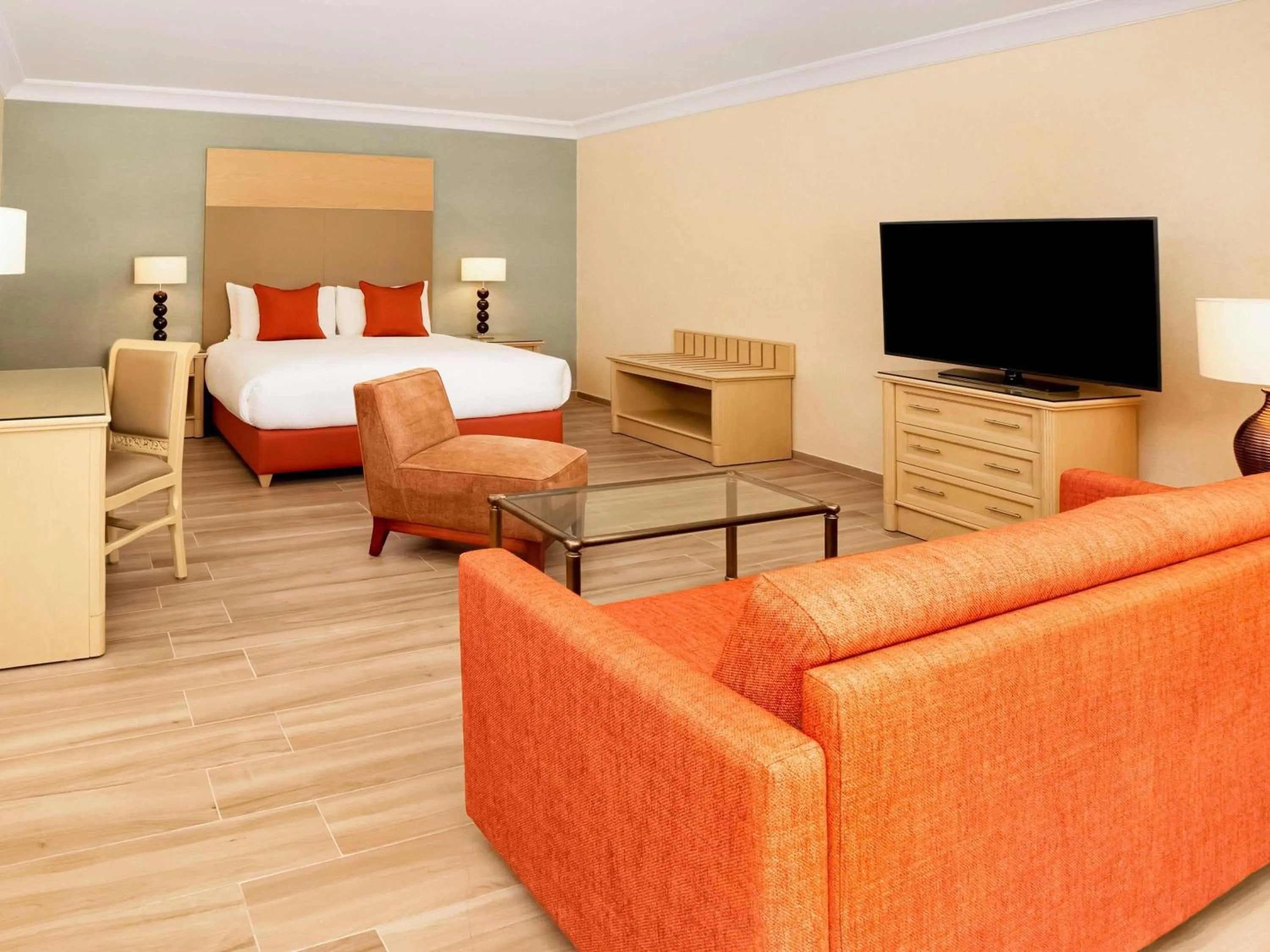 Bedroom, Bed in Mövenpick Resort Petra