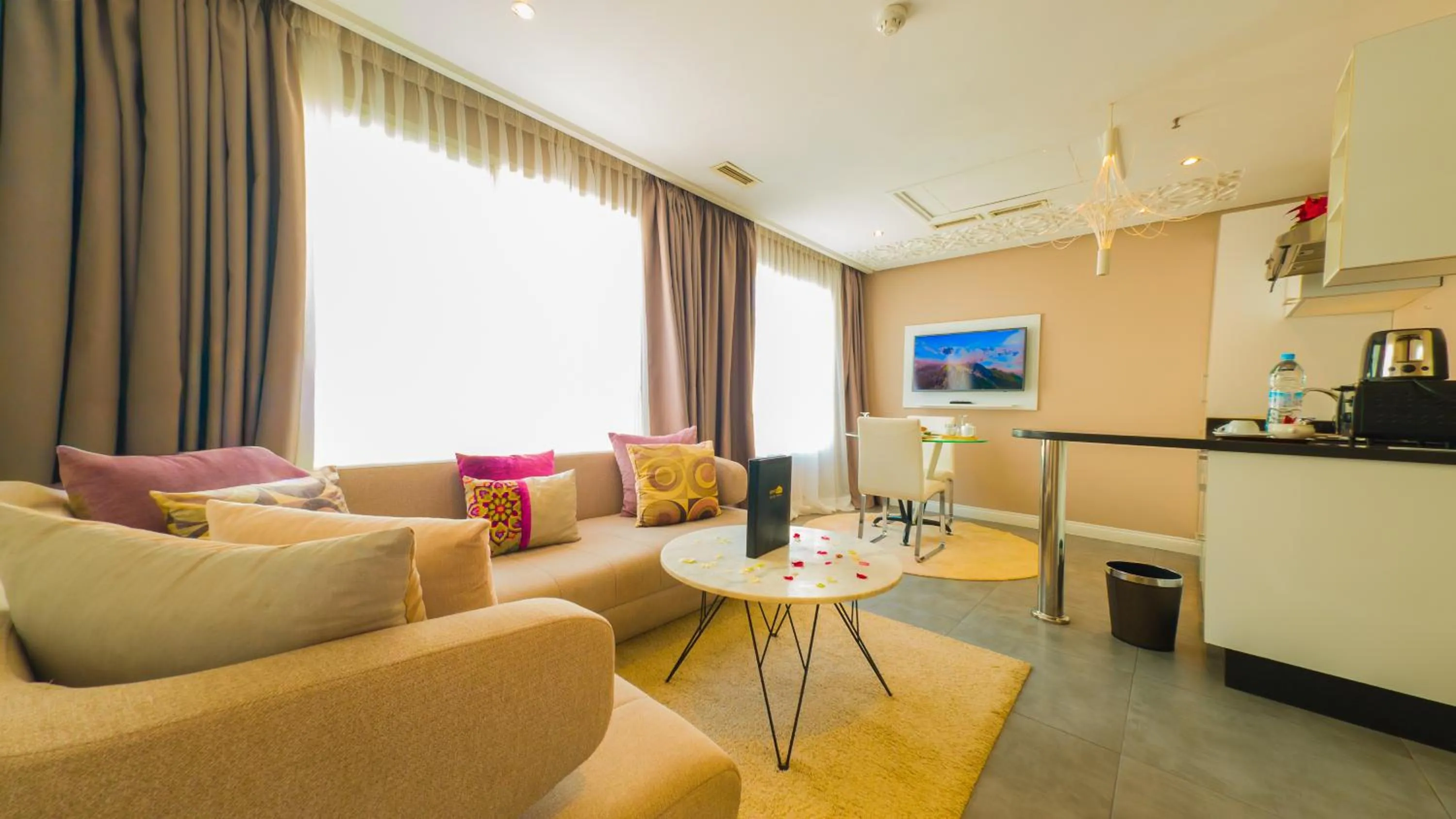 TV and multimedia in RENT-INN Suites Hotel