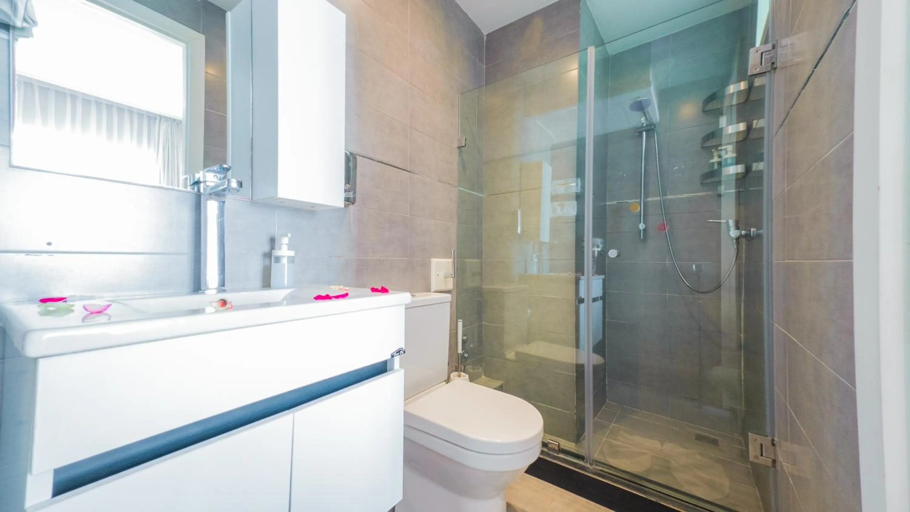 Shower in RENT-INN Suites Hotel