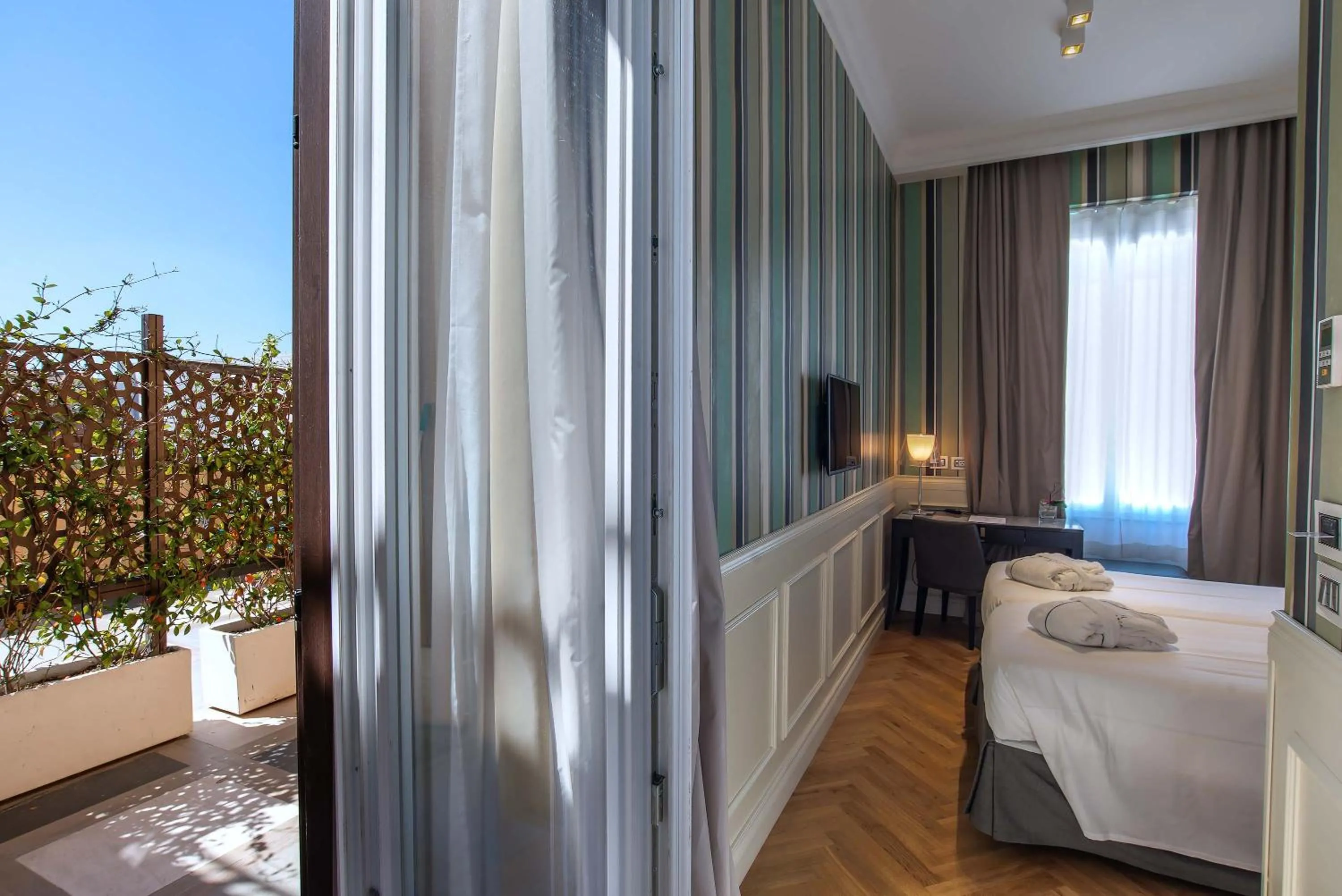 Photo of the whole room, Bed in Hotel Damaso