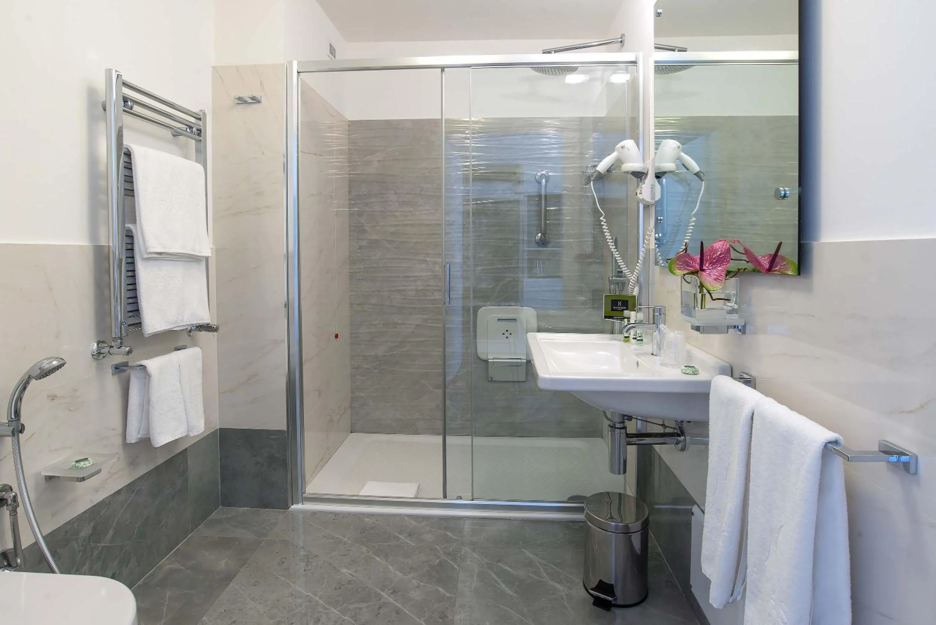 Bathroom in Hotel Damaso