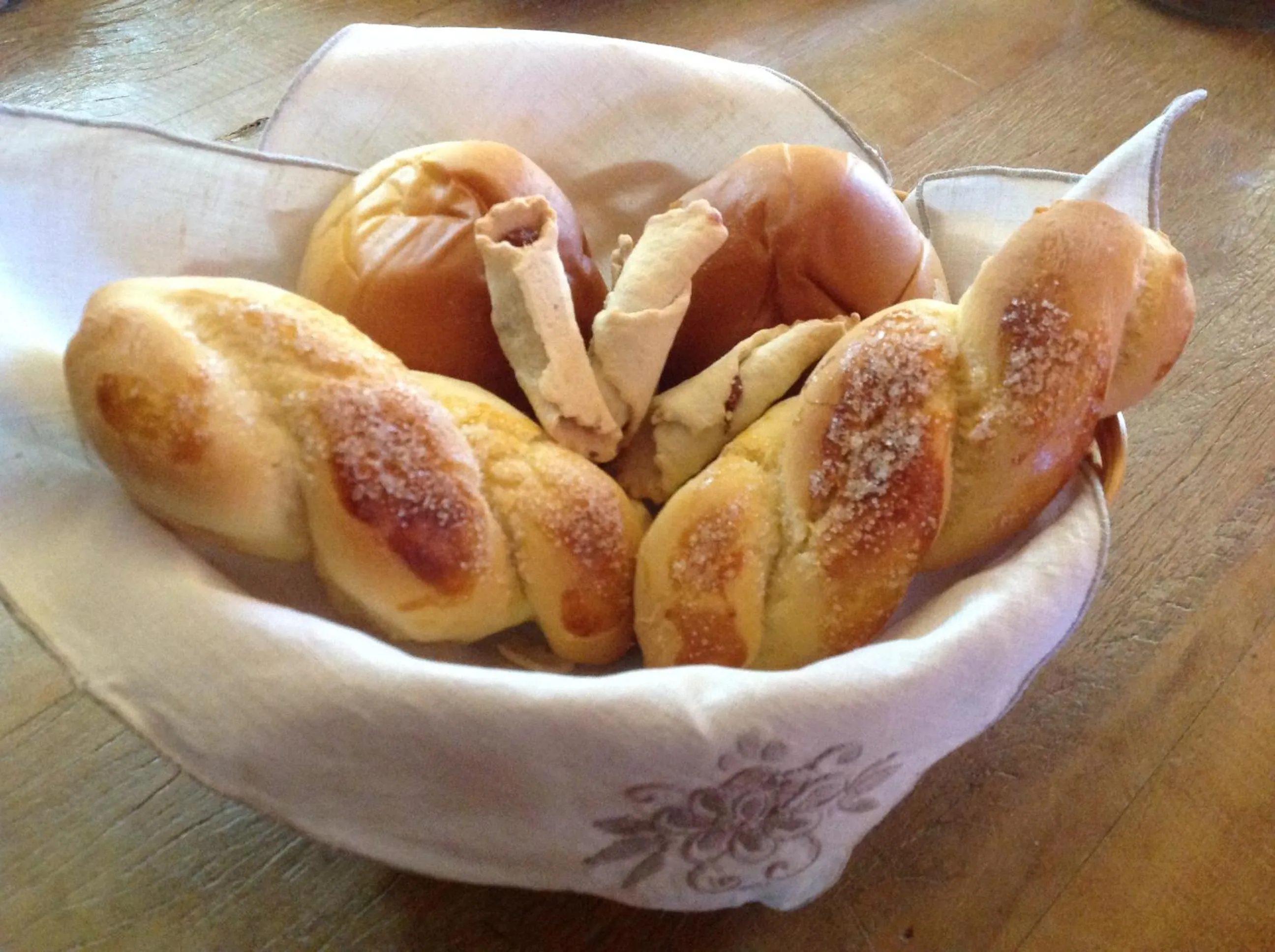 Continental breakfast in Hospedagem Casadalee chalé com piscina privativa aquecida e Apartamento sem piscina