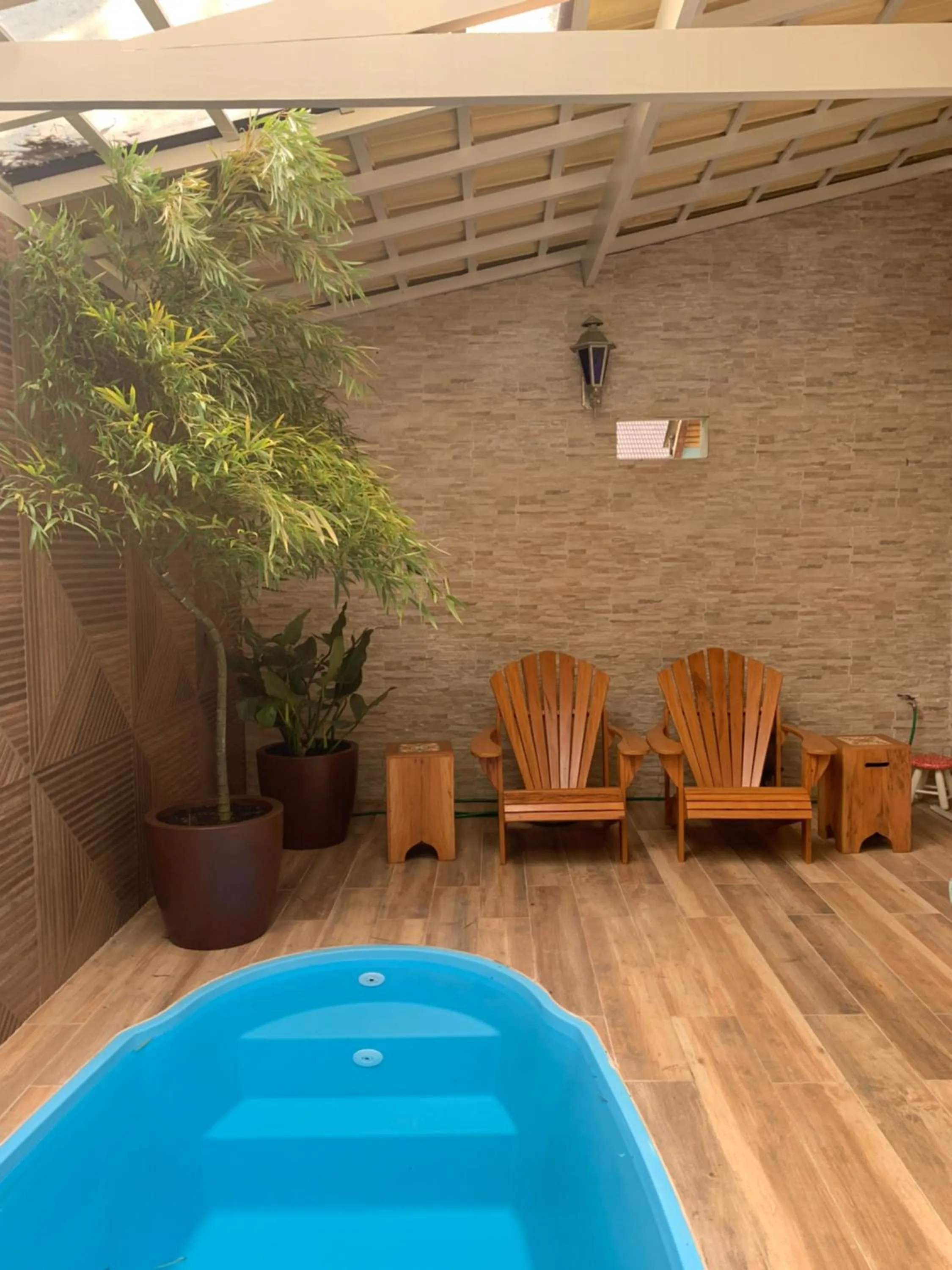 Solarium in Hospedagem Casadalee chalé com piscina privativa aquecida e Apartamento sem piscina