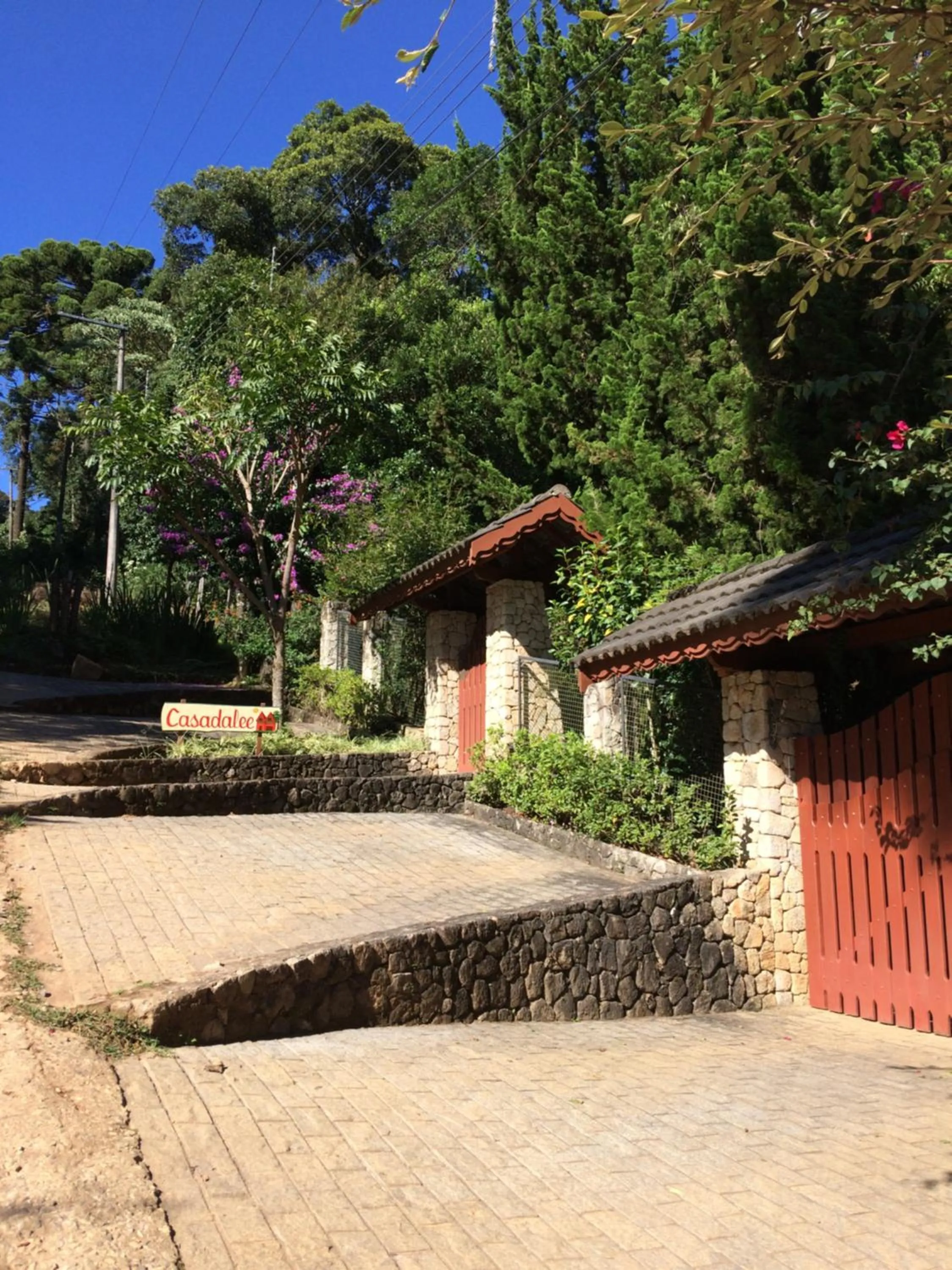 Facade/entrance in Hospedagem Casadalee chalé com piscina privativa aquecida e Apartamento sem piscina
