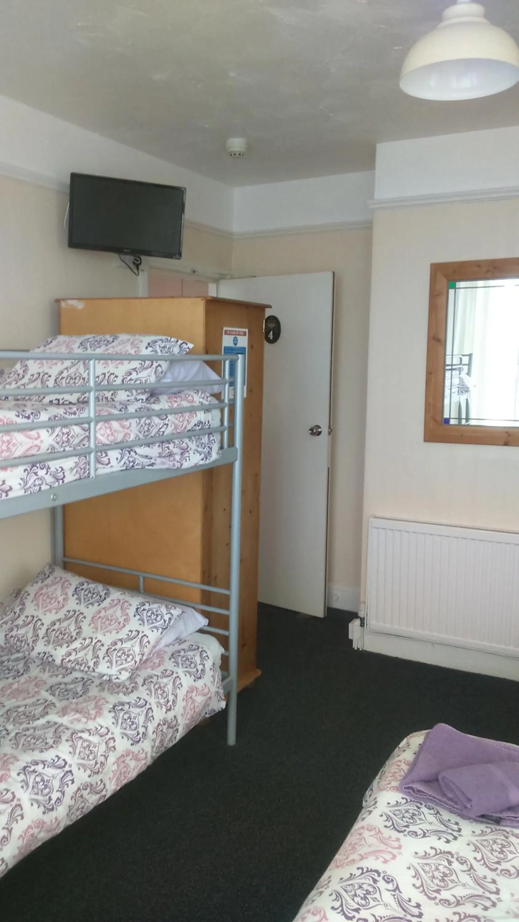 Photo of the whole room, Bed in Smugglers Rest